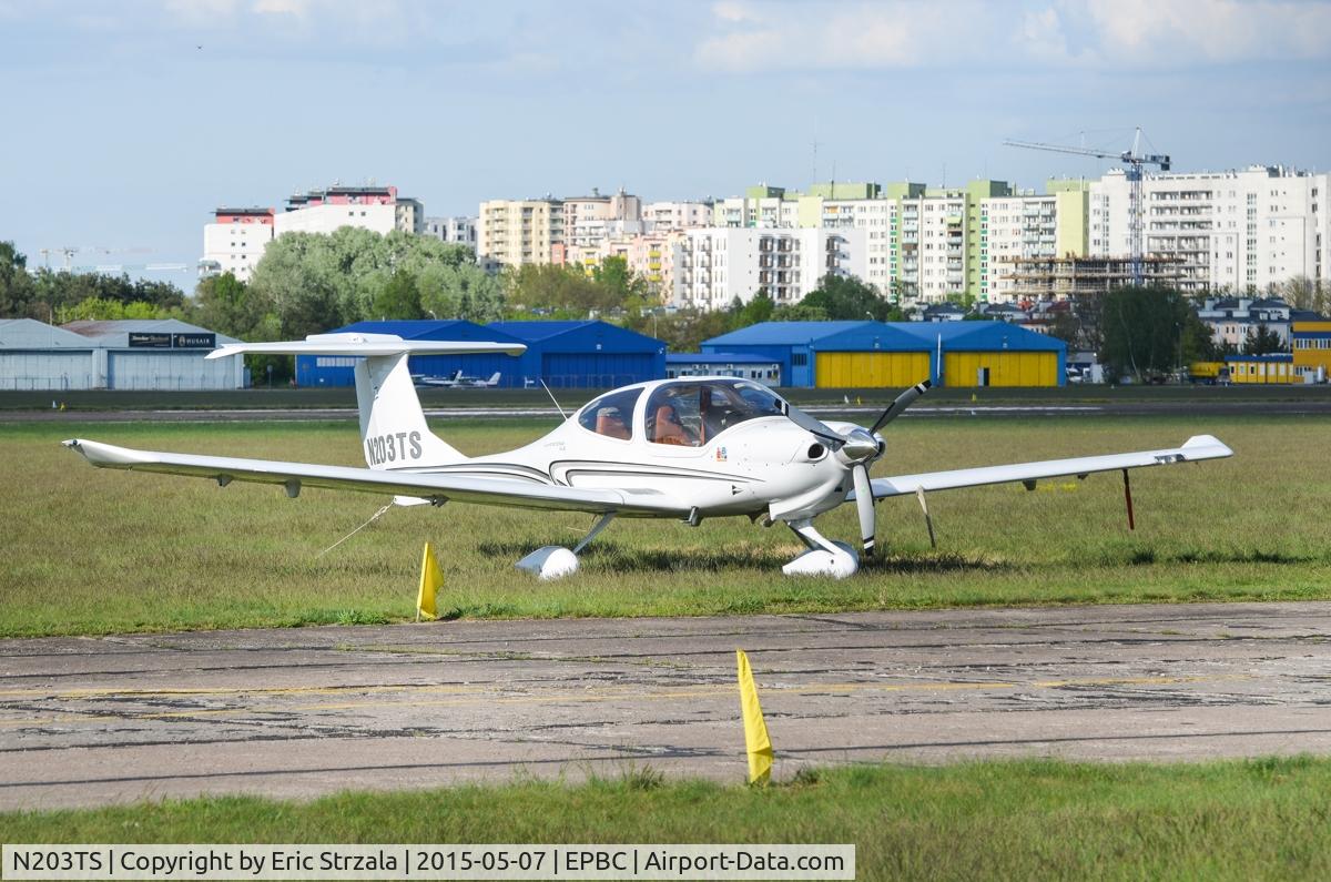 N203TS, 2008 Diamond DA-40 Diamond Star C/N 40.973, Standing at the apron.
