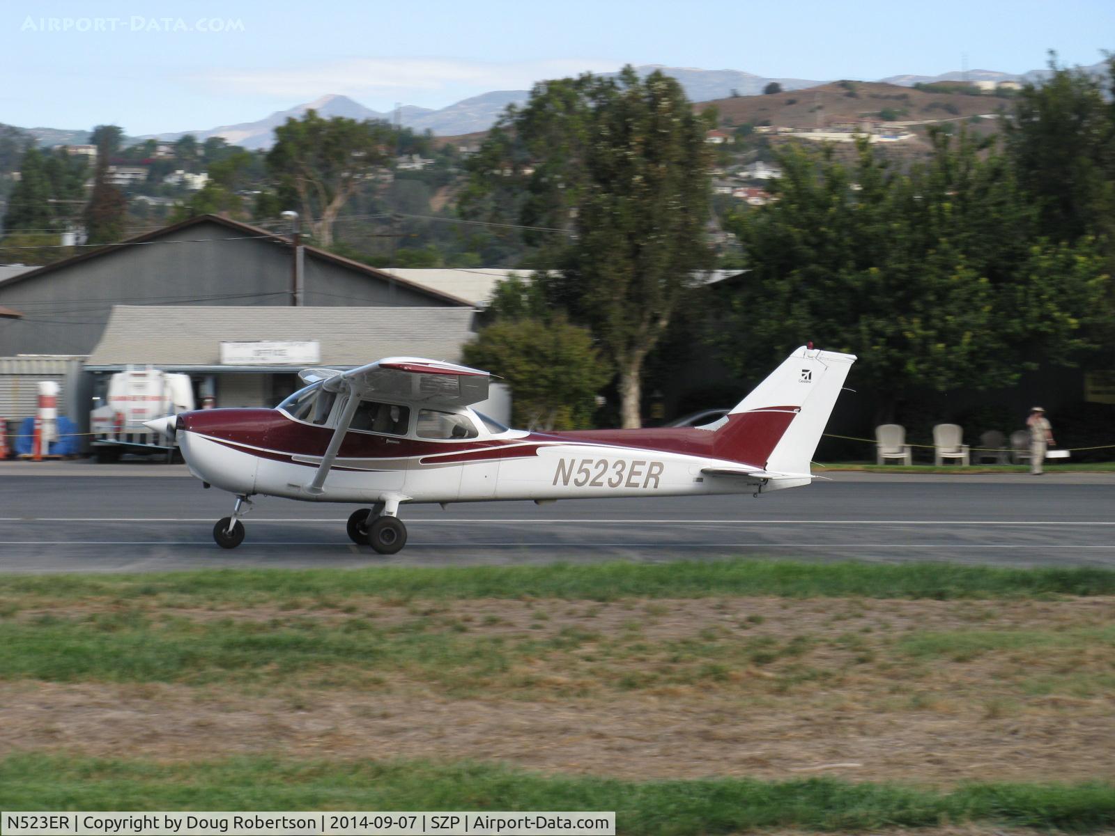 N523ER, 2001 Cessna 172S C/N 172S8925, 2001 Cessna 172S SKYHAWK SP, Lycoming IO-360-L2A 180 Hp, CS prop, takeoff roll Rwy 22