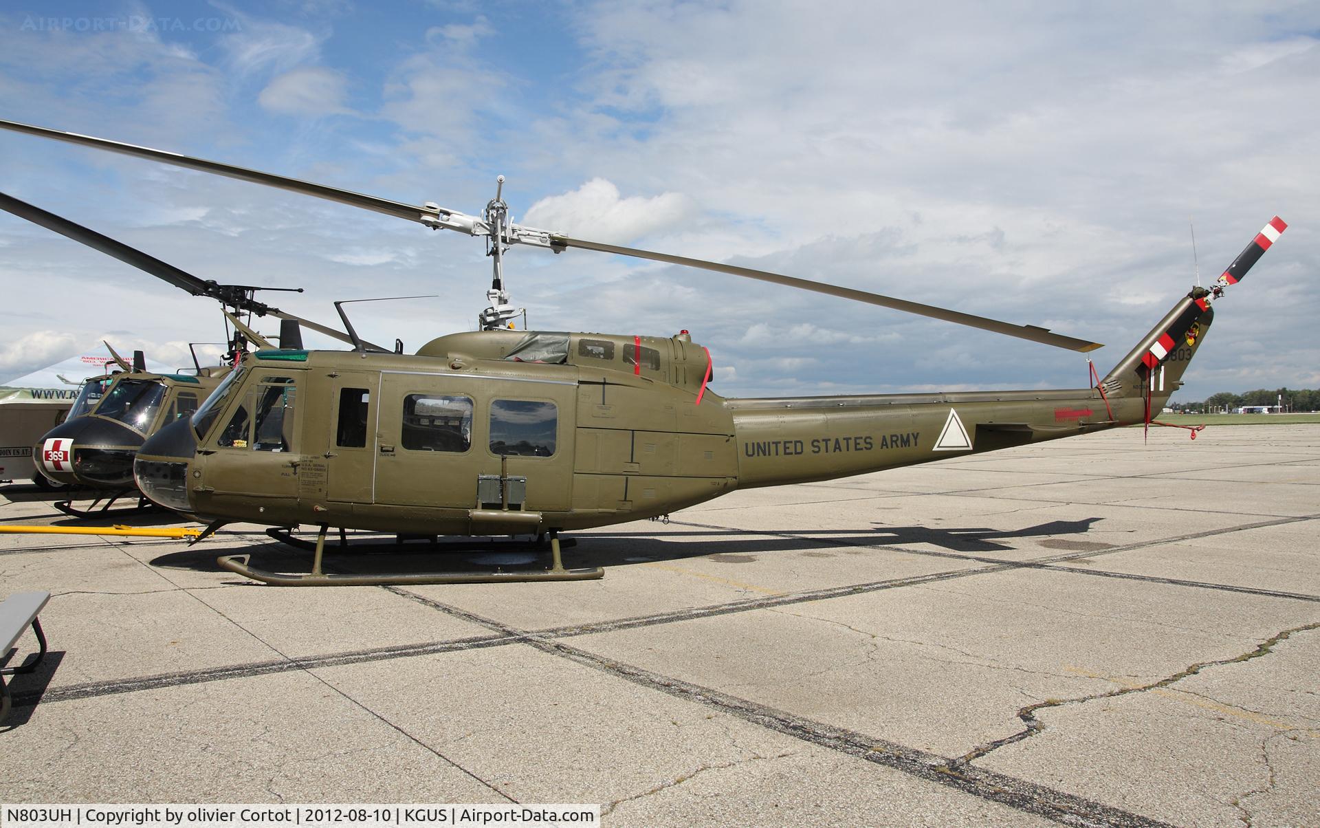N803UH, Bell UH-1H C/N 63-08803, beutifully restored, and a very nice team.
