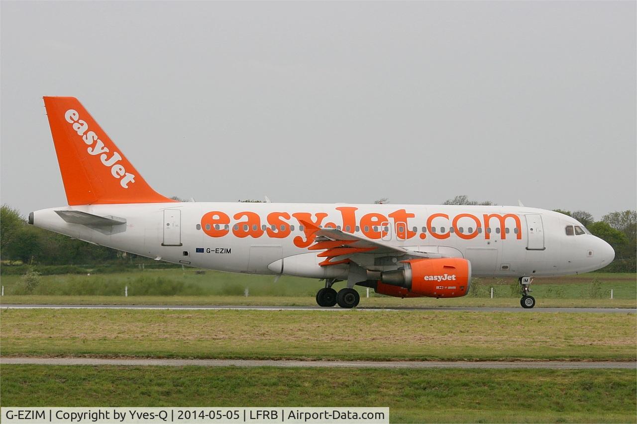 G-EZIM, 2005 Airbus A319-111 C/N 2495, Airbus A319-111, Taxiing to holding point rwy 25L, Brest-Bretagne Airport (LFRB-BES)