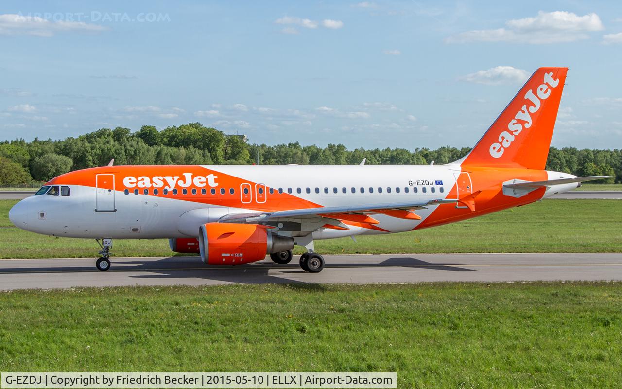 G-EZDJ, 2008 Airbus A319-111 C/N 3544, taxying to the active