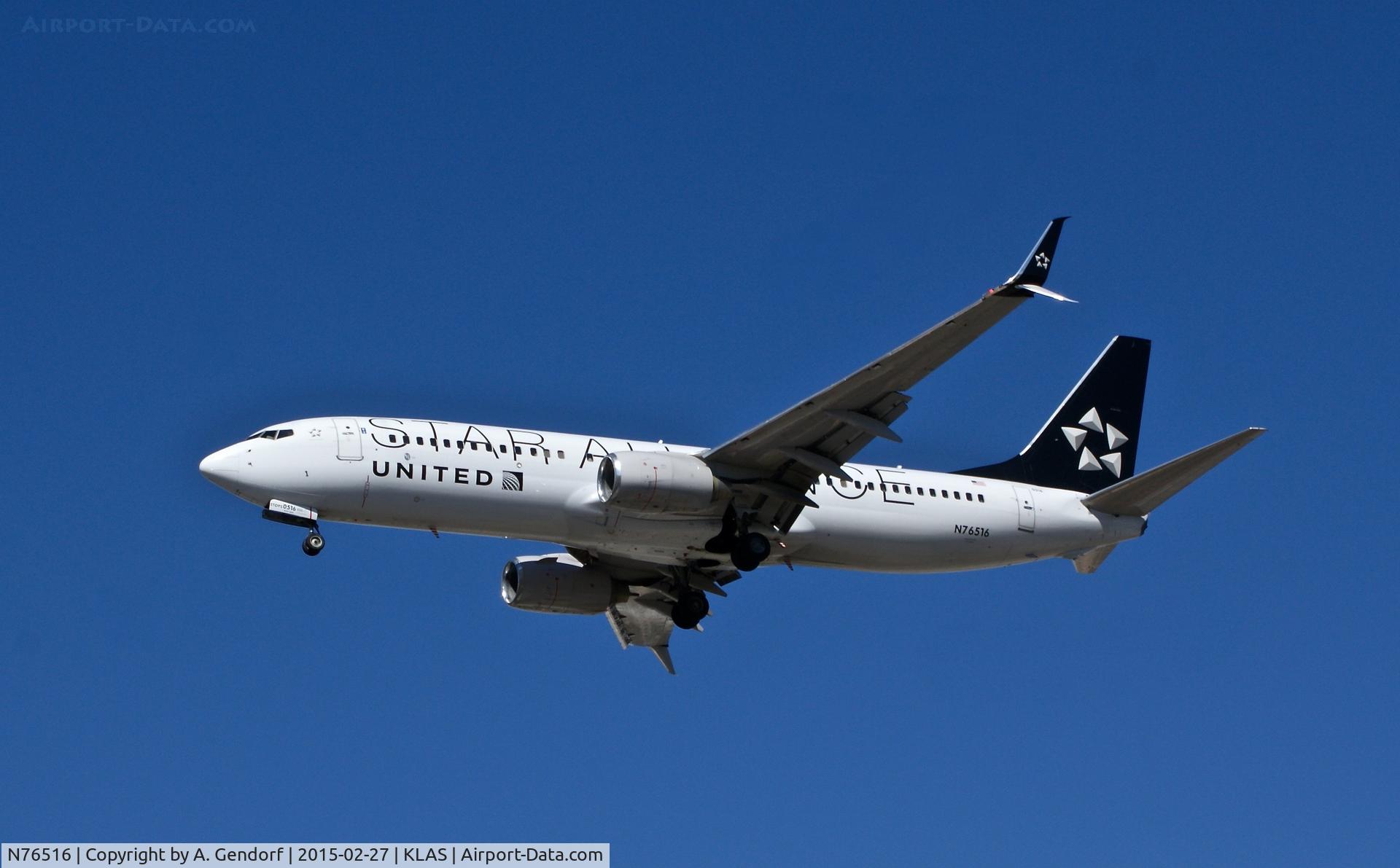 N76516, 2008 Boeing 737-824 C/N 37096, United (Star Alliance cs.), is here landing at Las Vegas Int'l(KLAS)