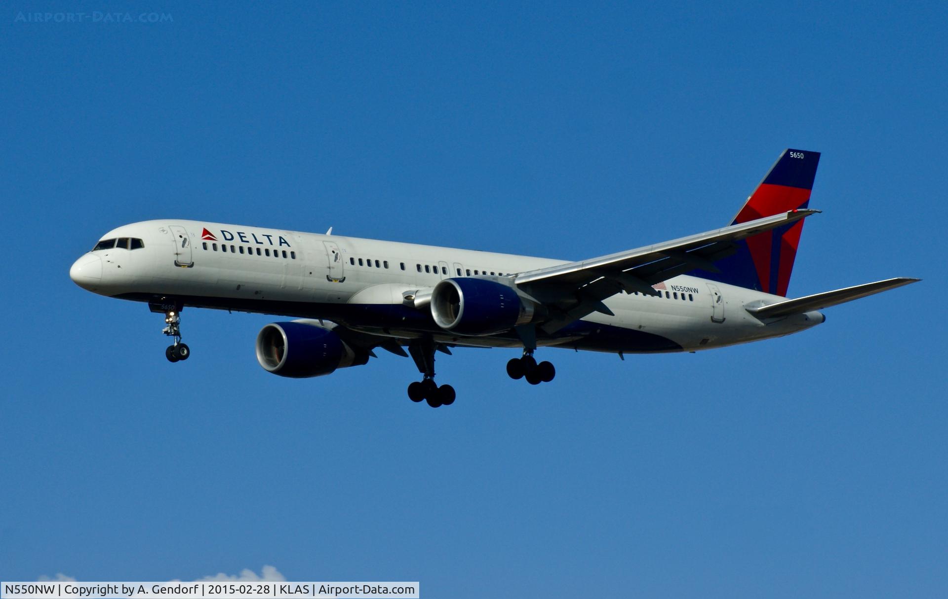N550NW, 2001 Boeing 757-251 C/N 26497, Delta, is approaching Las Vegas Int'l(KLAS)