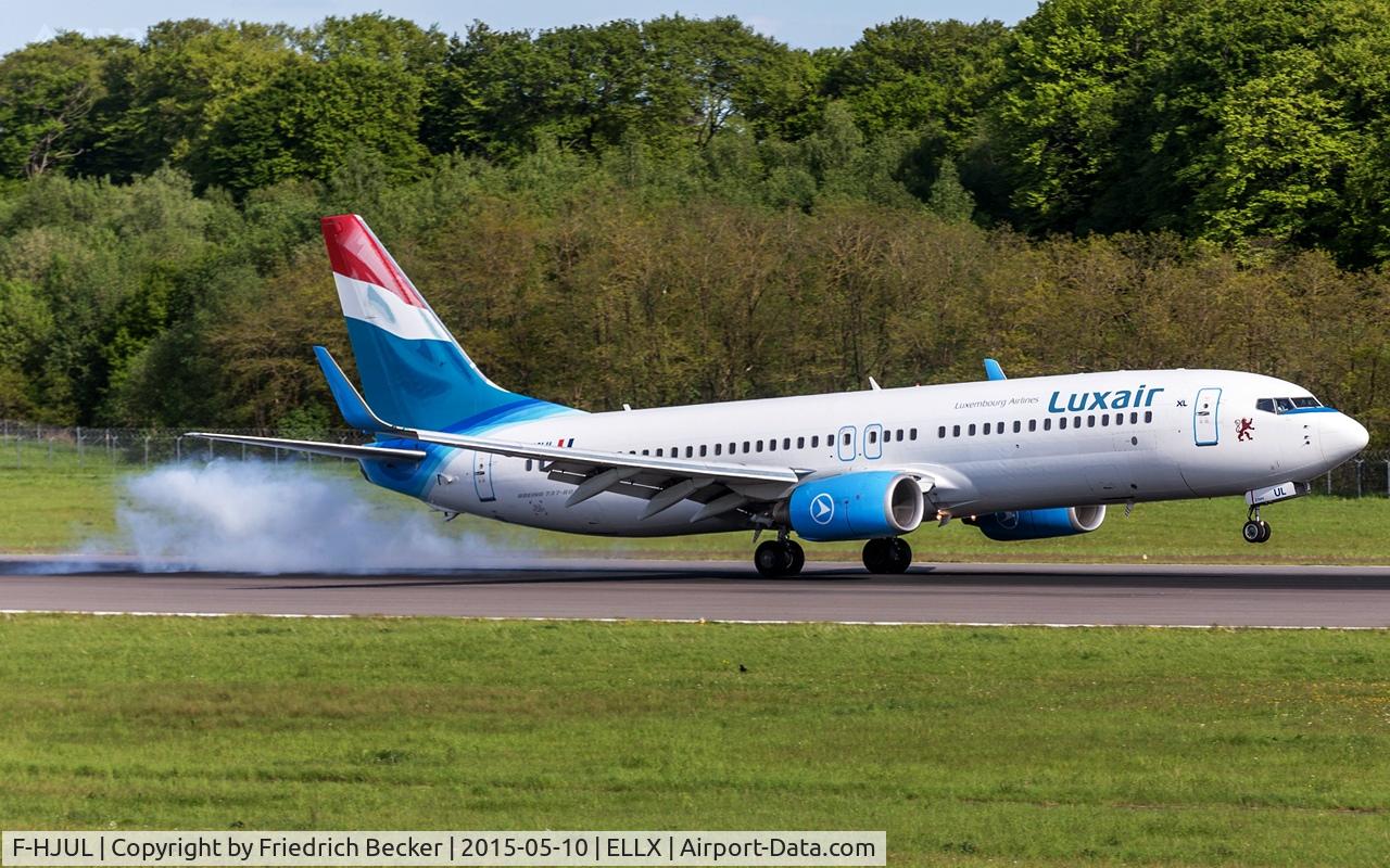 F-HJUL, 2011 Boeing 737-8Q8 C/N 38819, touchdown on RW24