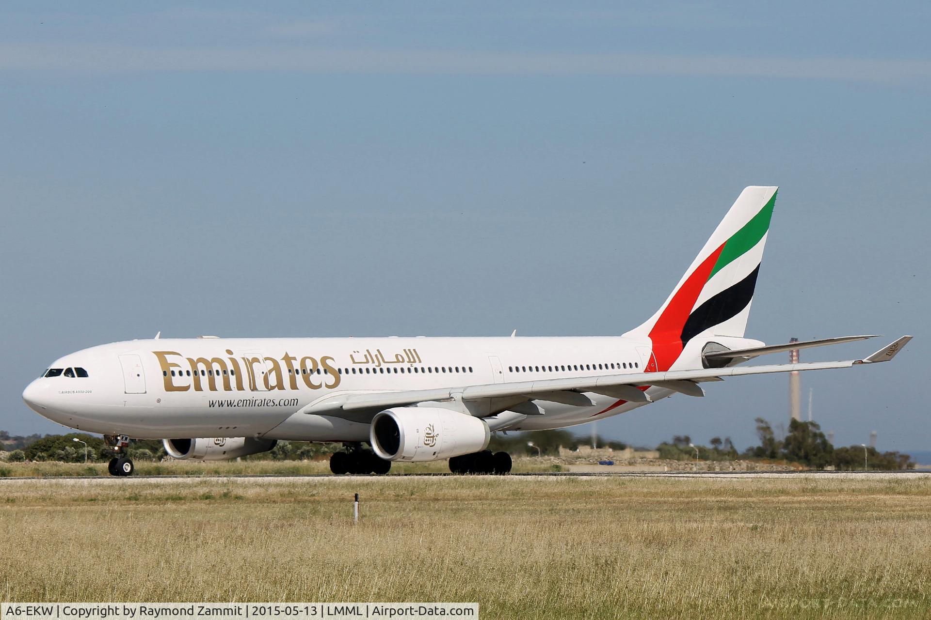 A6-EKW, 1999 Airbus A330-243 C/N 316, A330 A6-EKW Emirates Airlines