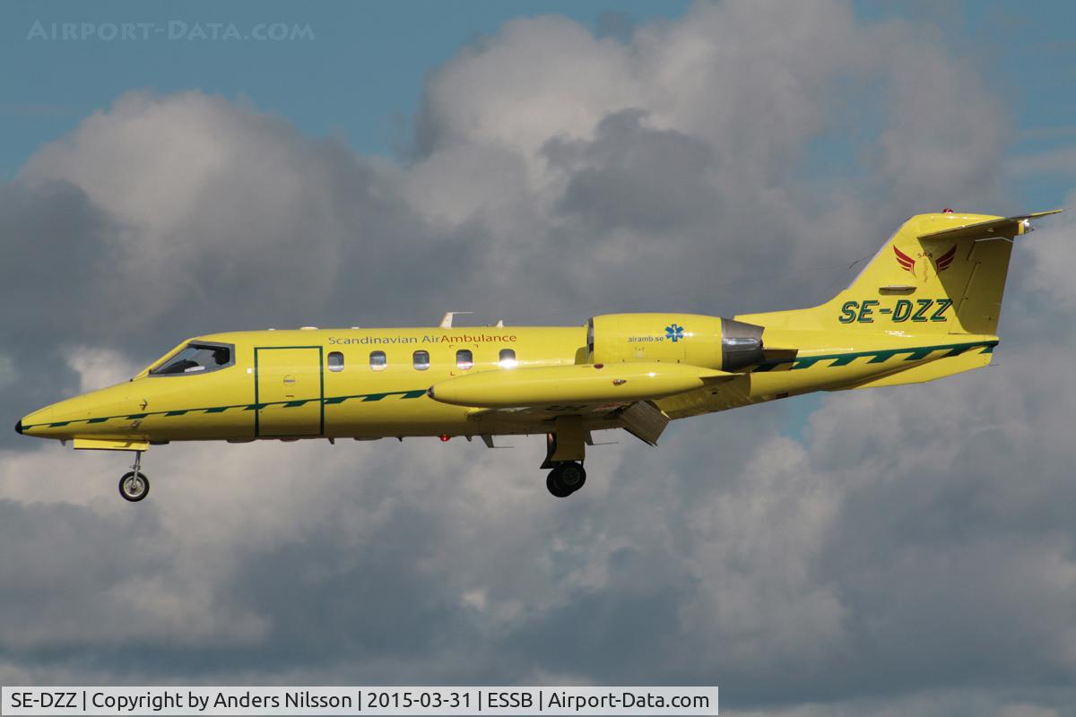 SE-DZZ, 1981 Learjet 35A C/N 415, On short final runway 30.