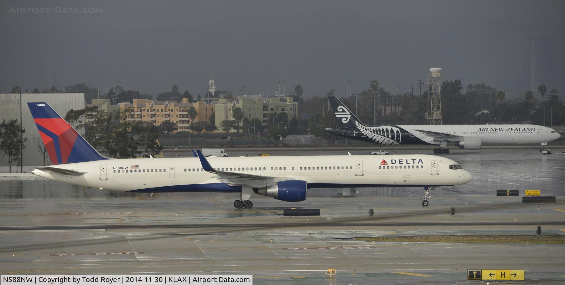 N588NW, 2003 Boeing 757-351 C/N 32988, Taxiing for departure at LAX