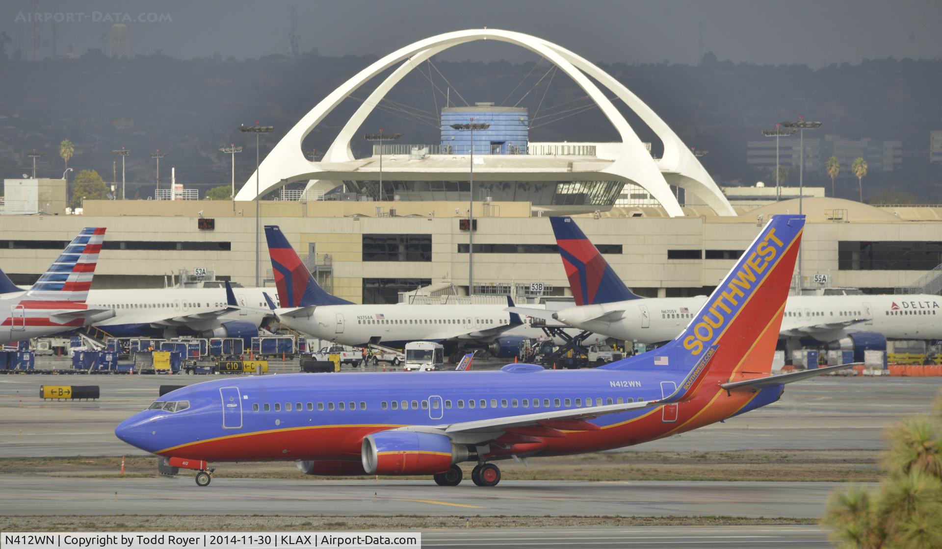 N412WN, 2001 Boeing 737-7H4 C/N 29818, Taxiing to gate at LAX