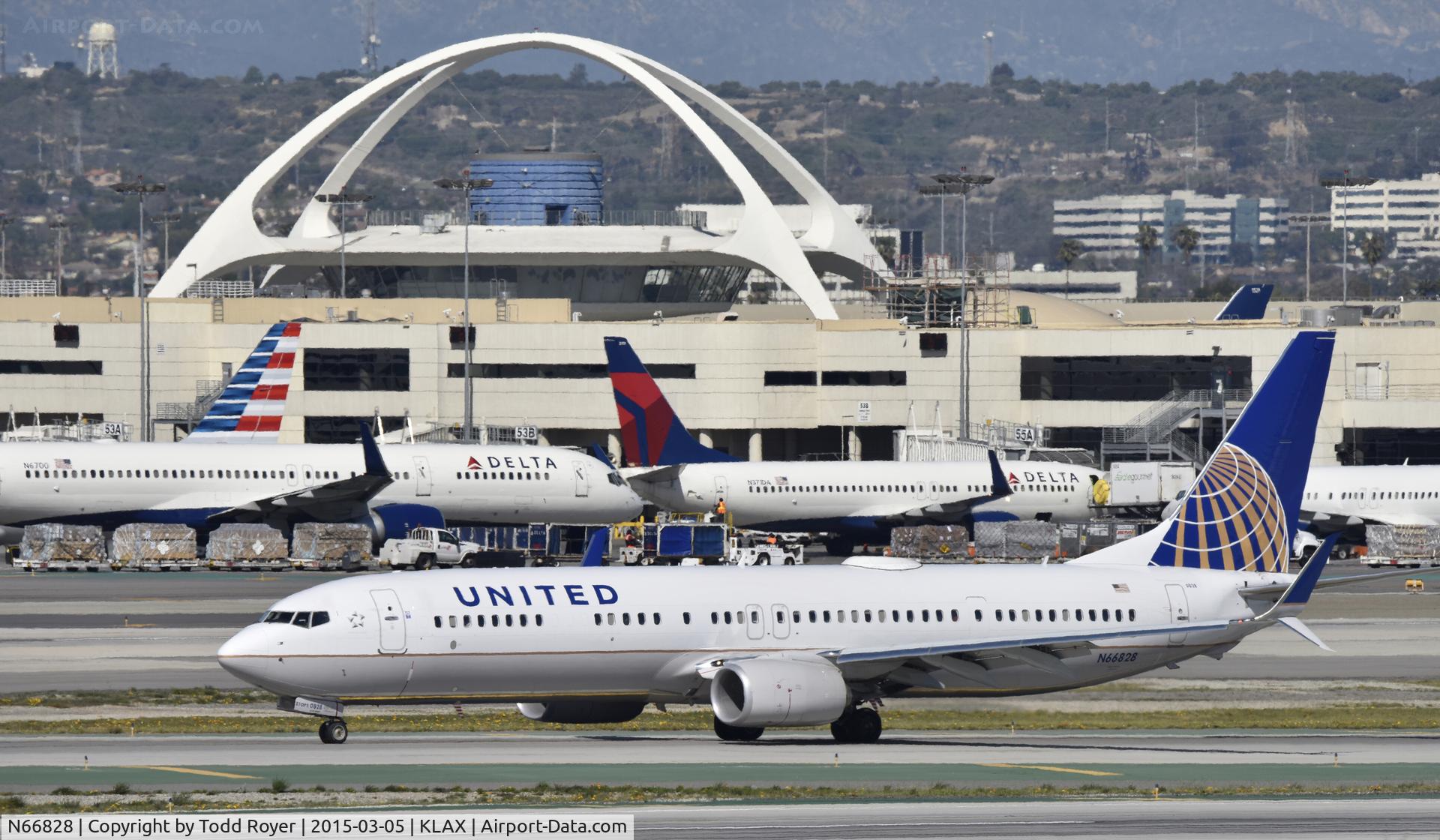 N66828, 2014 Boeing 737-924/ER C/N 44580, Taxiing to gate at LAX