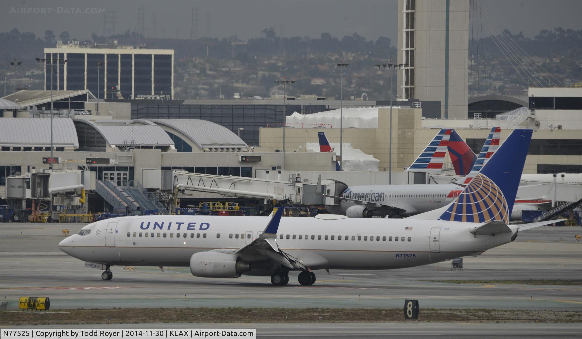 N77525, 2010 Boeing 737-824 C/N 31659, Taxiing to gate at LAX