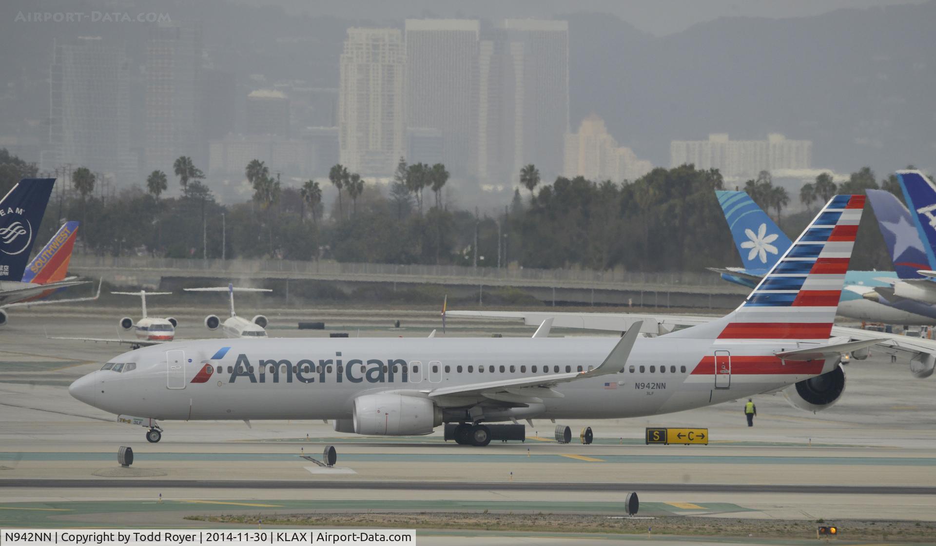 N942NN, 2013 Boeing 737-823 C/N 33492, Taxiing for departure at LAX