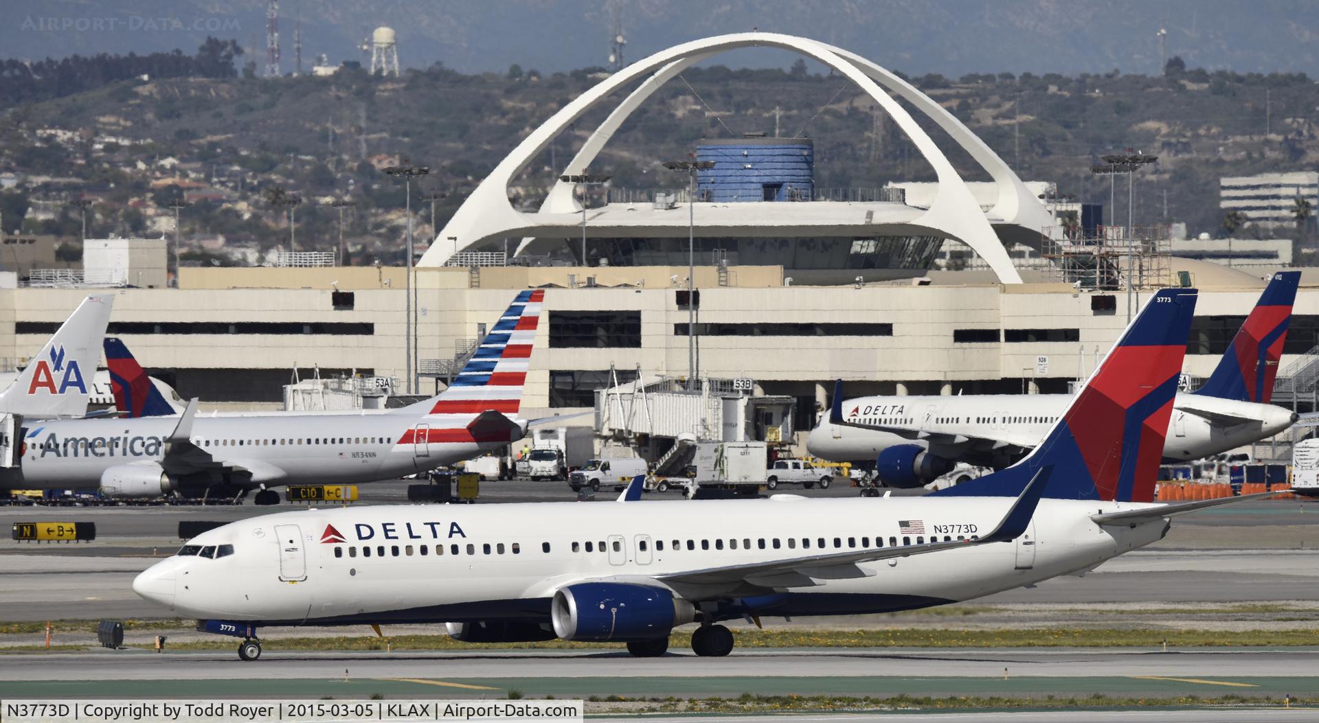 N3773D, 2010 Boeing 737-832 C/N 30825, Taxiing to gate at LAX