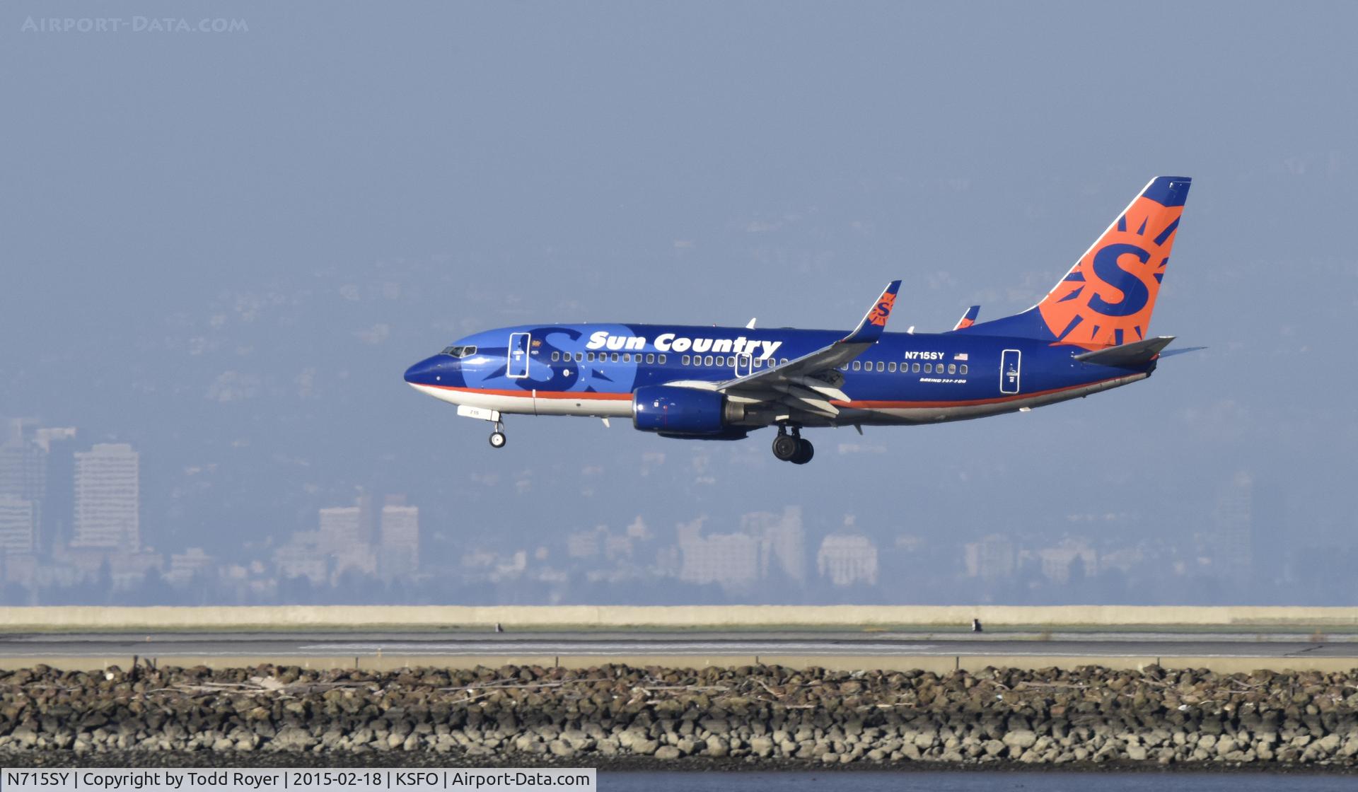 N715SY, 2004 Boeing 737-752 C/N 33787, Landing at SFO