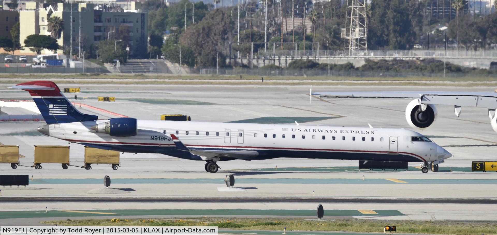 N919FJ, 2004 Bombardier CRJ-900ER (CL-600-2D24) C/N 15019, Taxiing to gate
