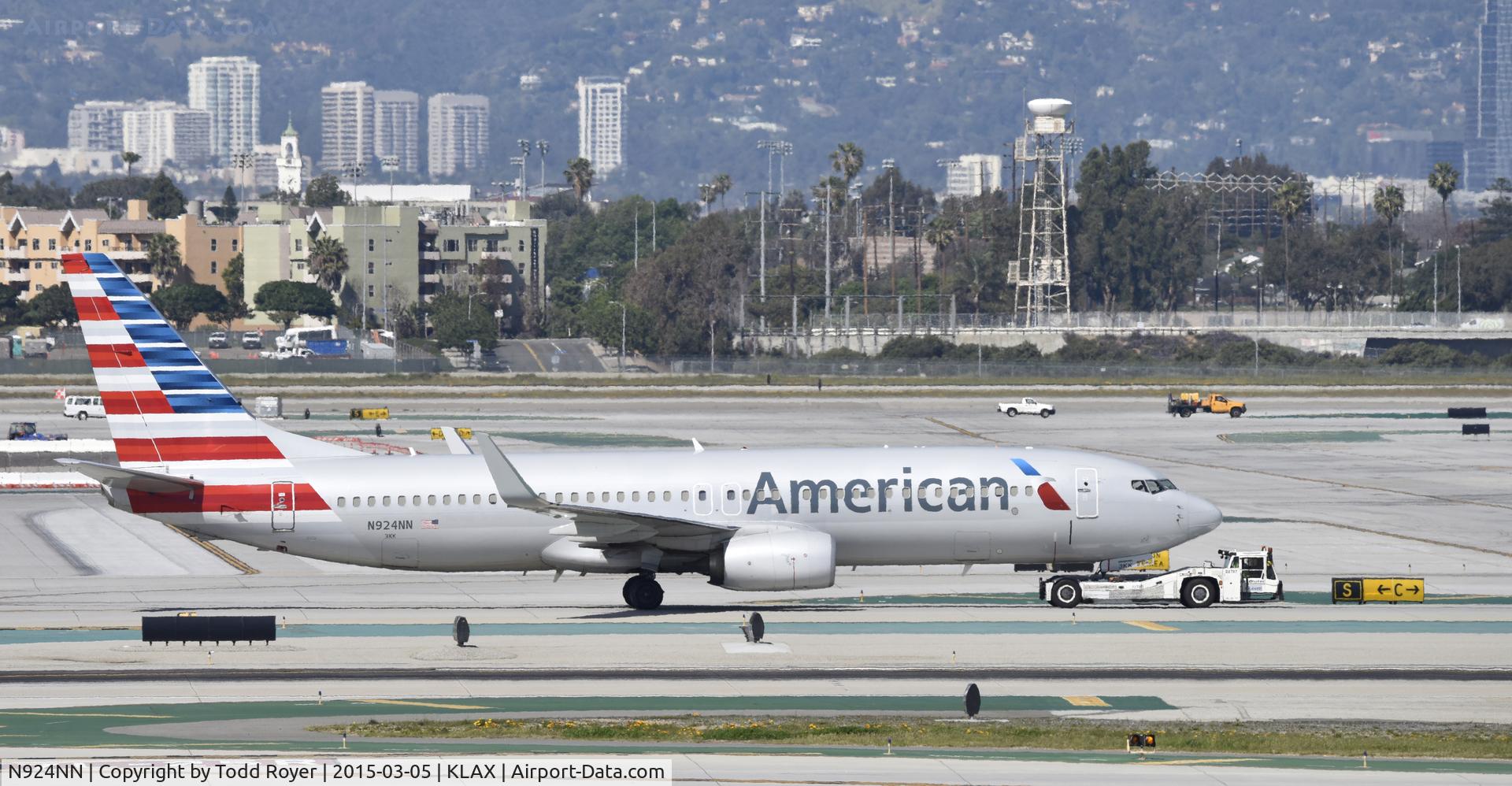 N924NN, 2013 Boeing 737-823 C/N 33486, Getting towed to gate