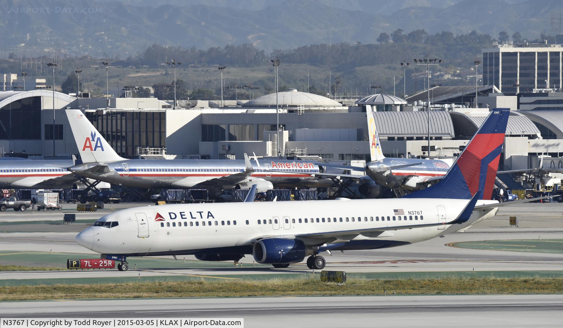 N3767, 2001 Boeing 737-832 C/N 30821, Taxiing to gate