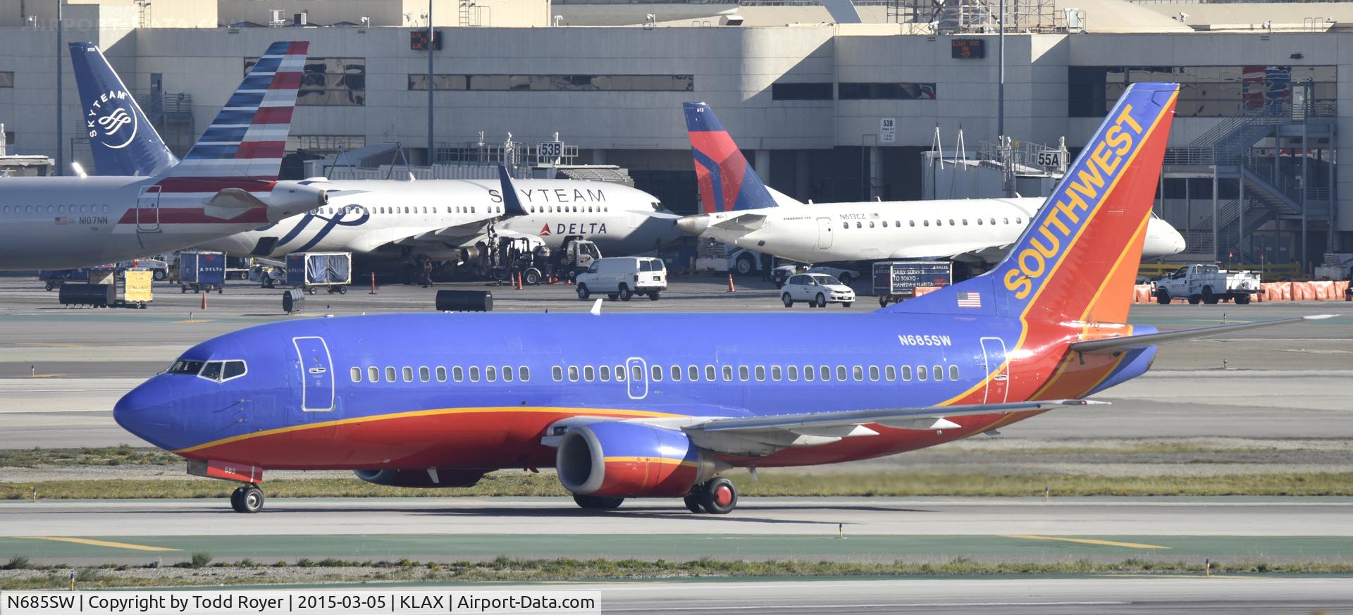 N685SW, 1986 Boeing 737-3Q8 C/N 23401, Taxiing to gate