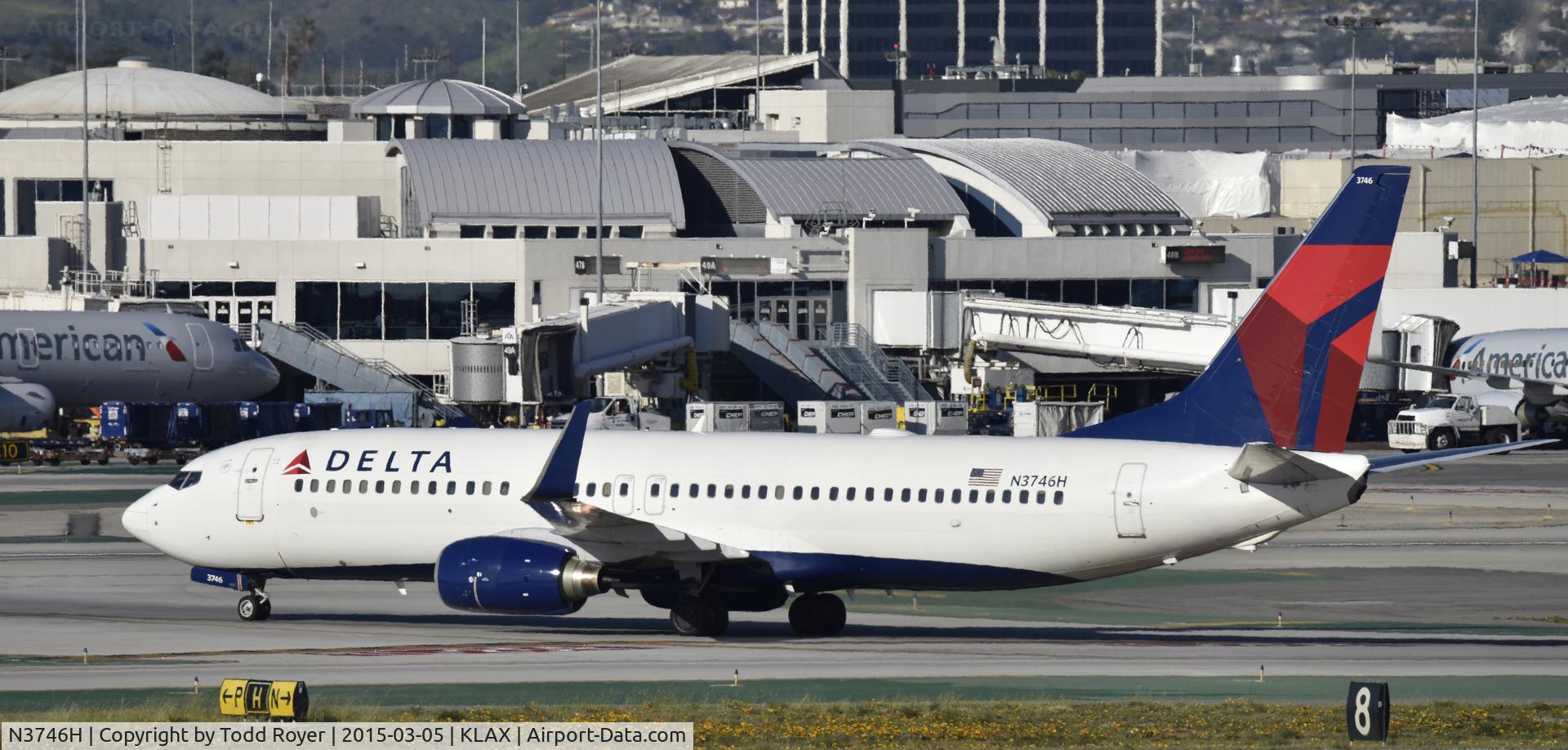 N3746H, 2001 Boeing 737-832 C/N 30488, Taxiing to gate