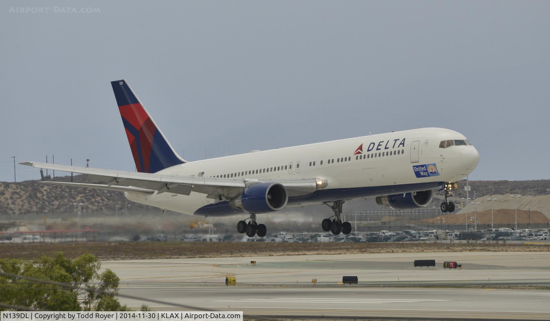 N139DL, 1992 Boeing 767-332 C/N 25984, Landing at LAX on 7R