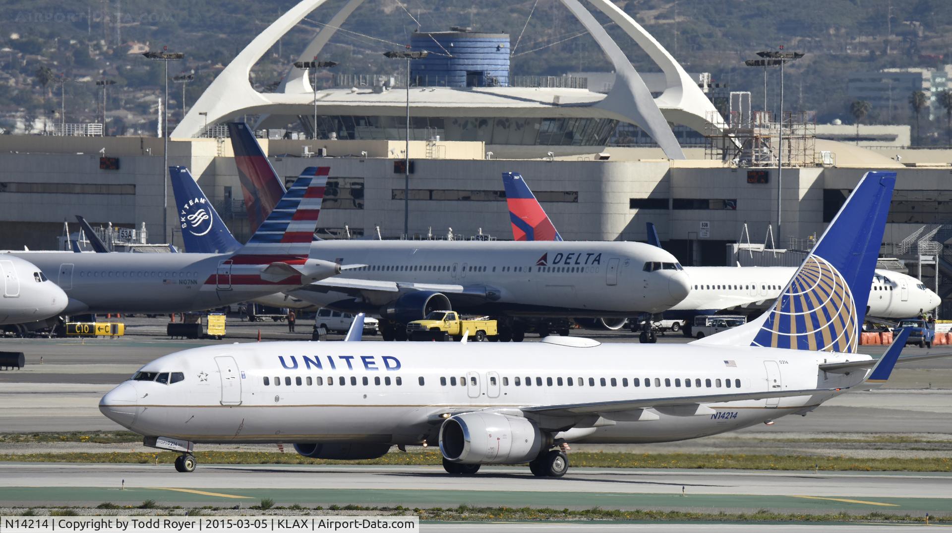 N14214, 1998 Boeing 737-824 C/N 28774, Taxiing to gate