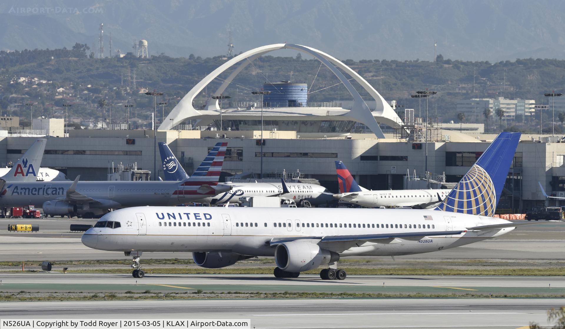 N526UA, 1991 Boeing 757-222 C/N 24994, Taxiing to gate