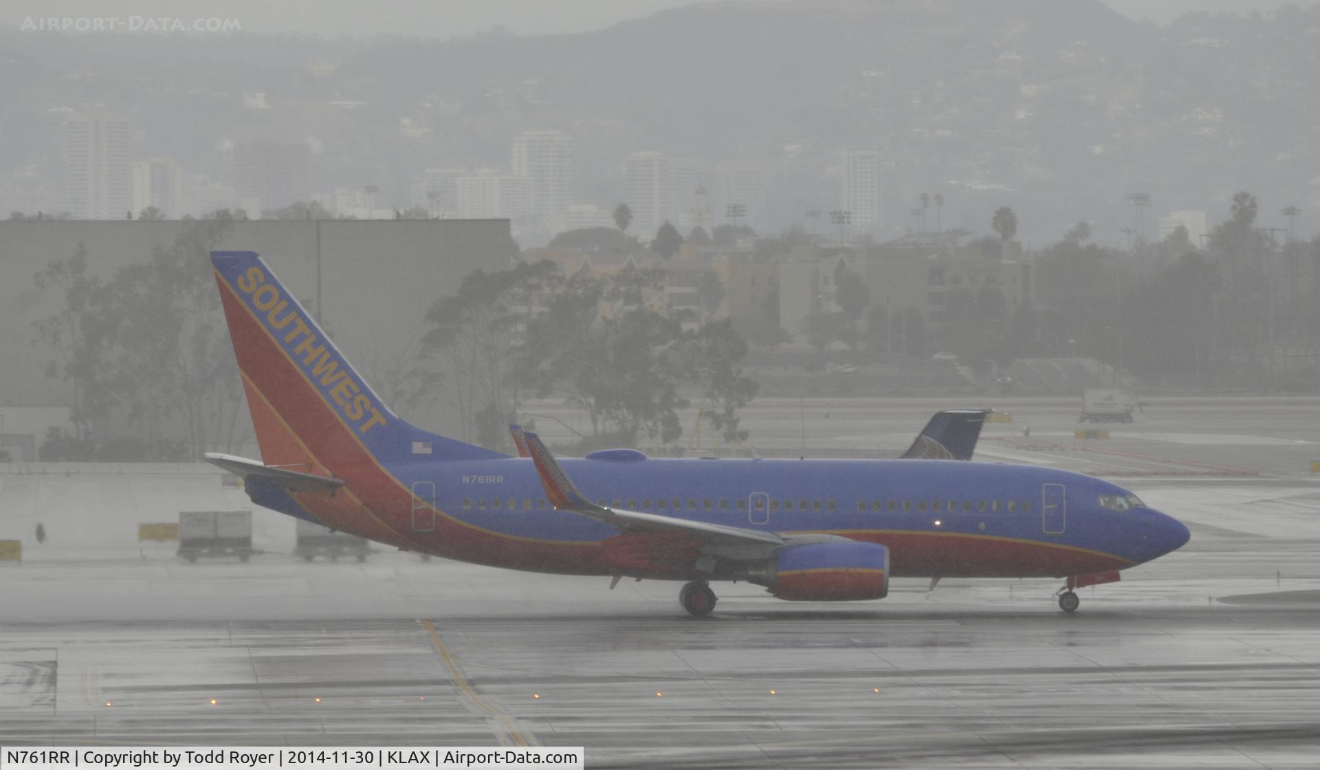 N761RR, 2000 Boeing 737-7H4 C/N 27875, Departing LAX on a rainy day