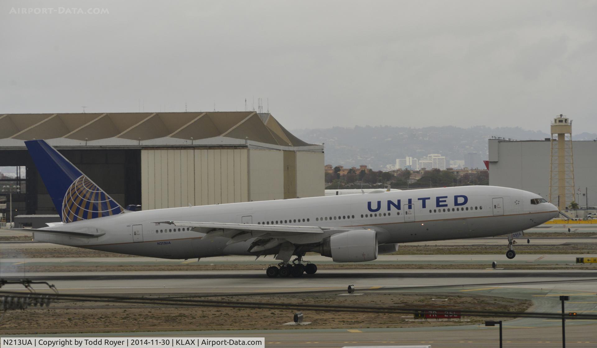 N213UA, 2000 Boeing 777-222 C/N 30219, Landing at LAX on 7R