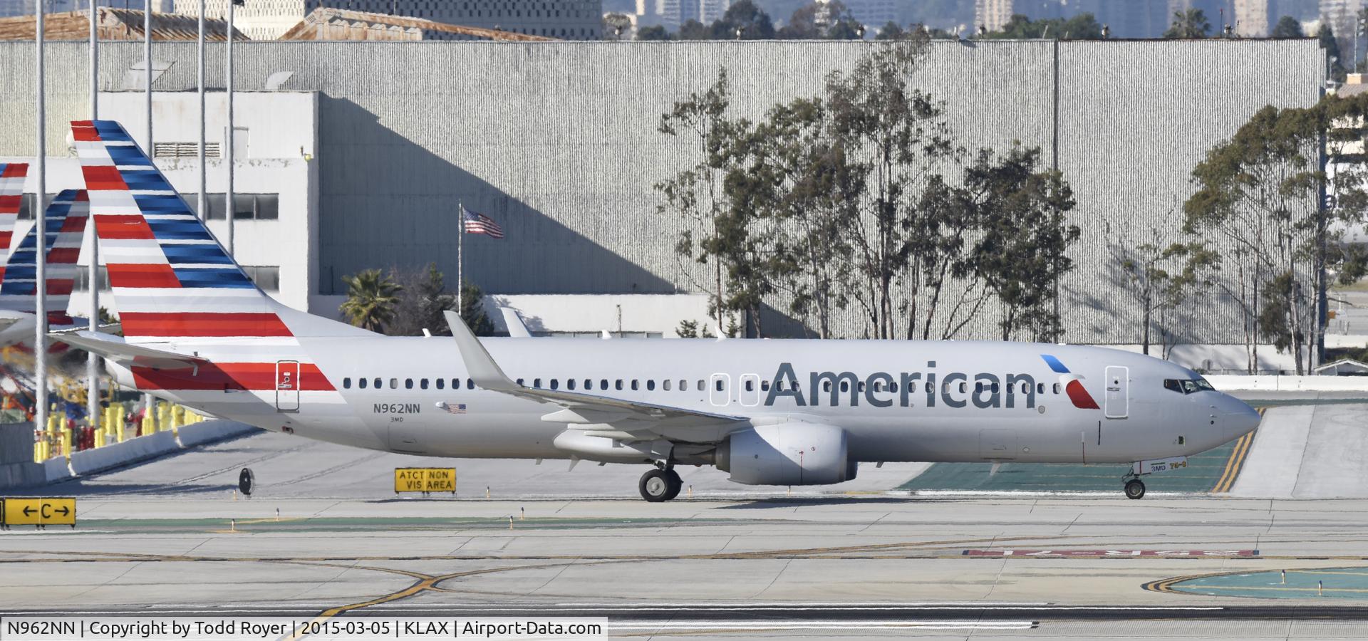 N962NN, 2014 Boeing 737-823 C/N 33331, Taxiing to gate