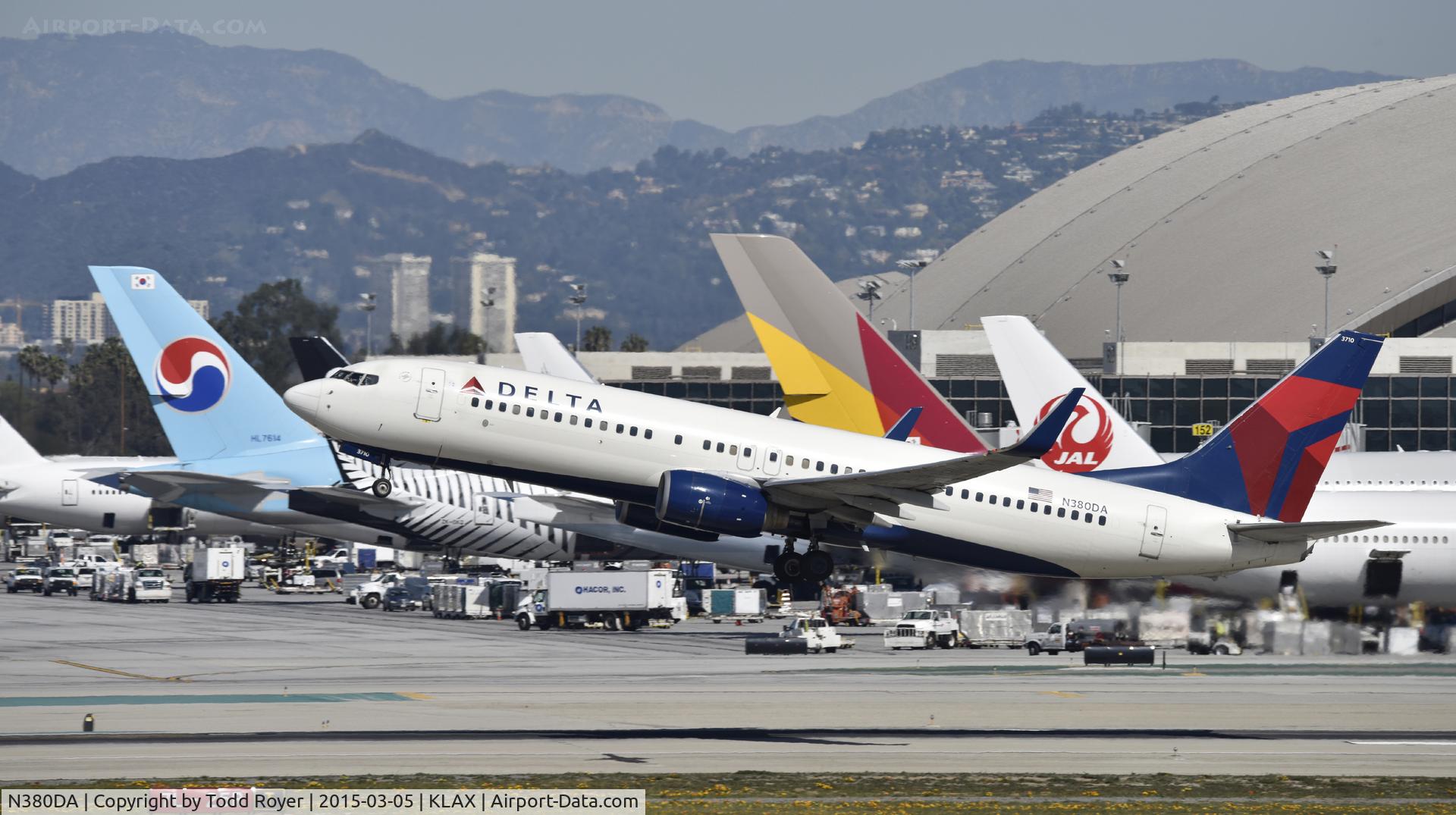N380DA, 1999 Boeing 737-832 C/N 30266, Departing LAX