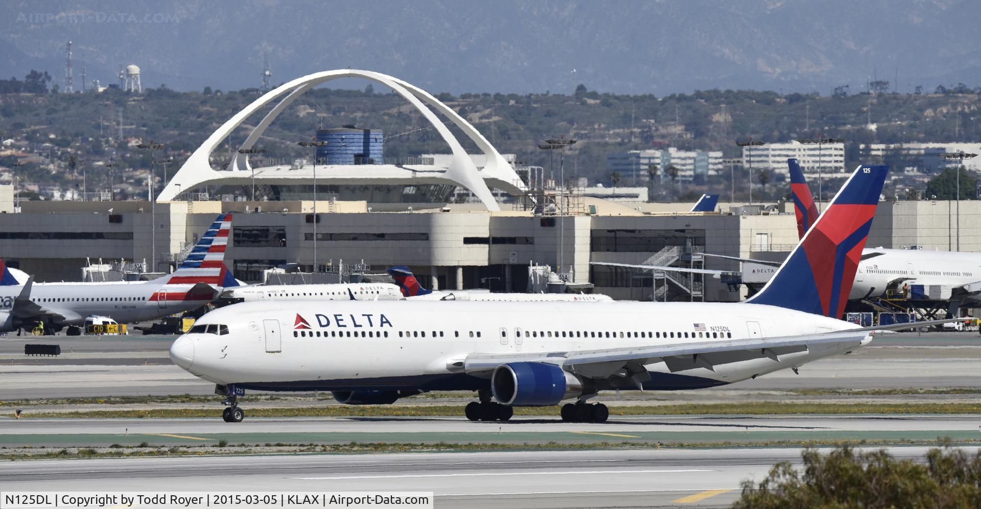 N125DL, 1988 Boeing 767-332 C/N 24075, Taxiing to gate