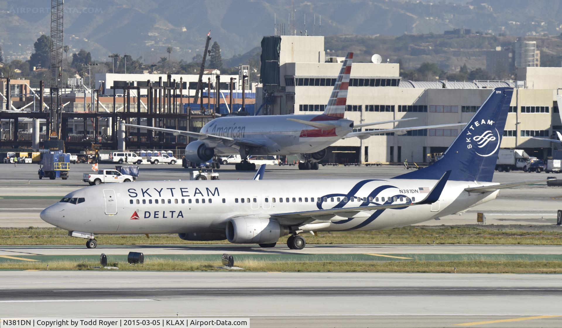 N381DN, 1999 Boeing 737-832 C/N 30350, Taxiing to gate