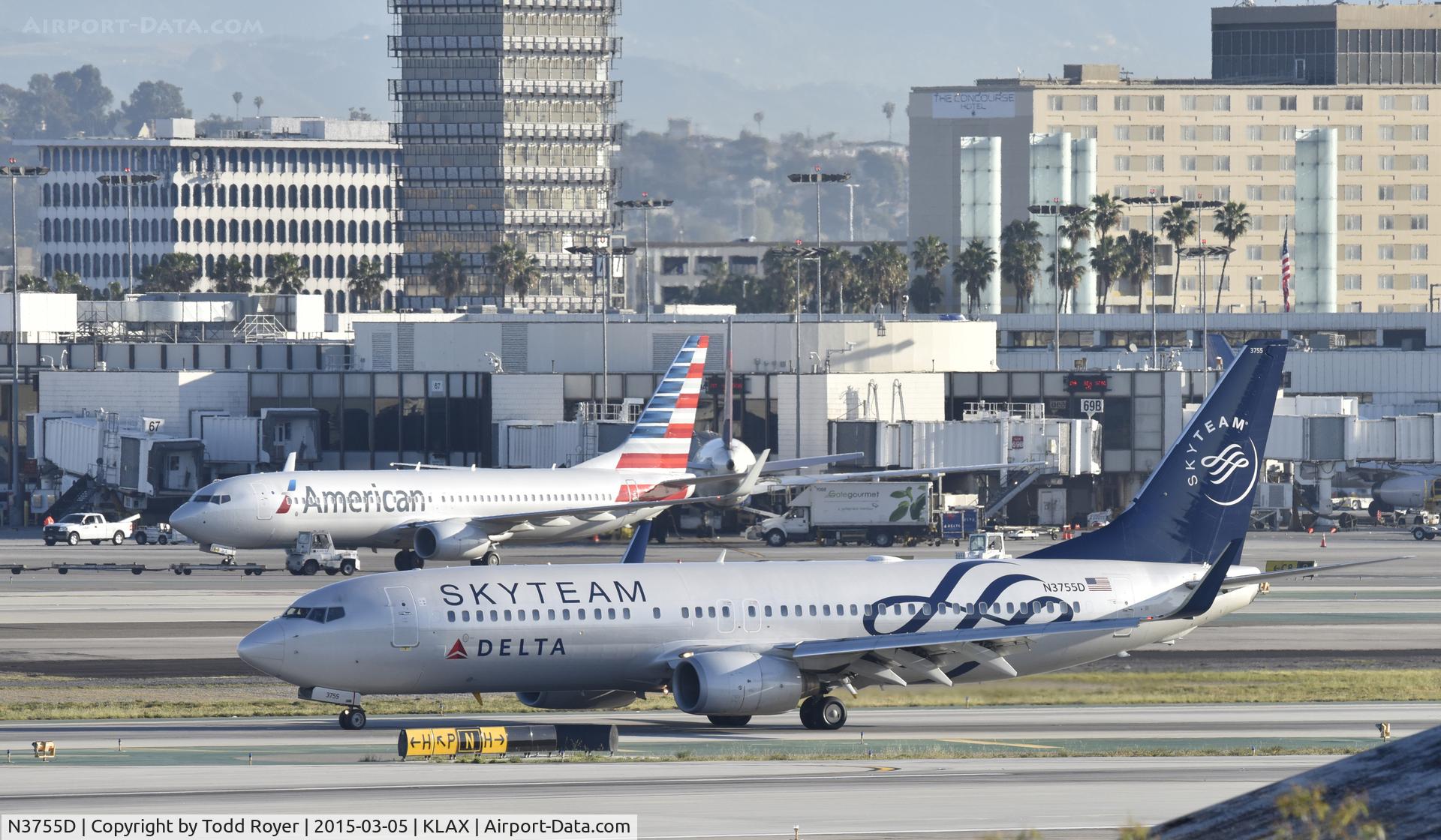 N3755D, 2001 Boeing 737-832 C/N 29627, Taxiing to gate