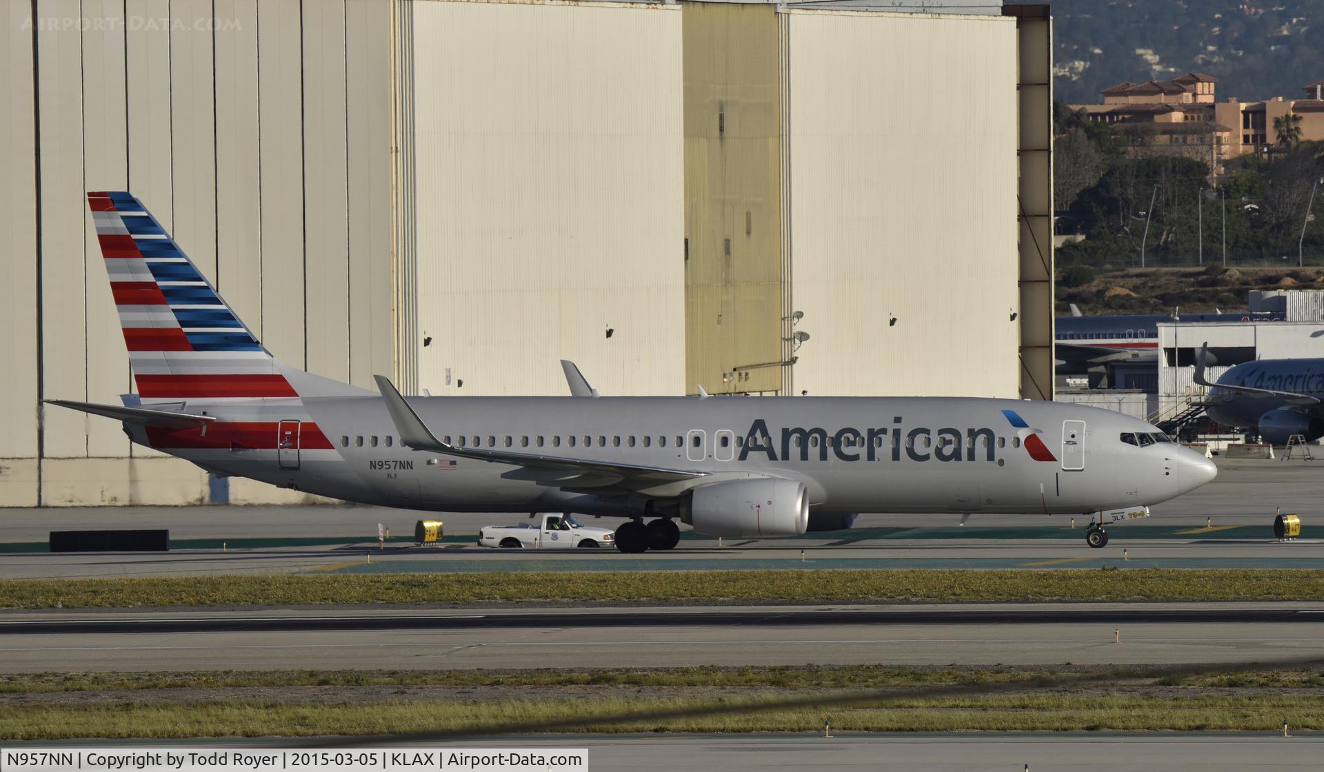 N957NN, 2014 Boeing 737-823 C/N 31202, Taxiing to gate at LAX