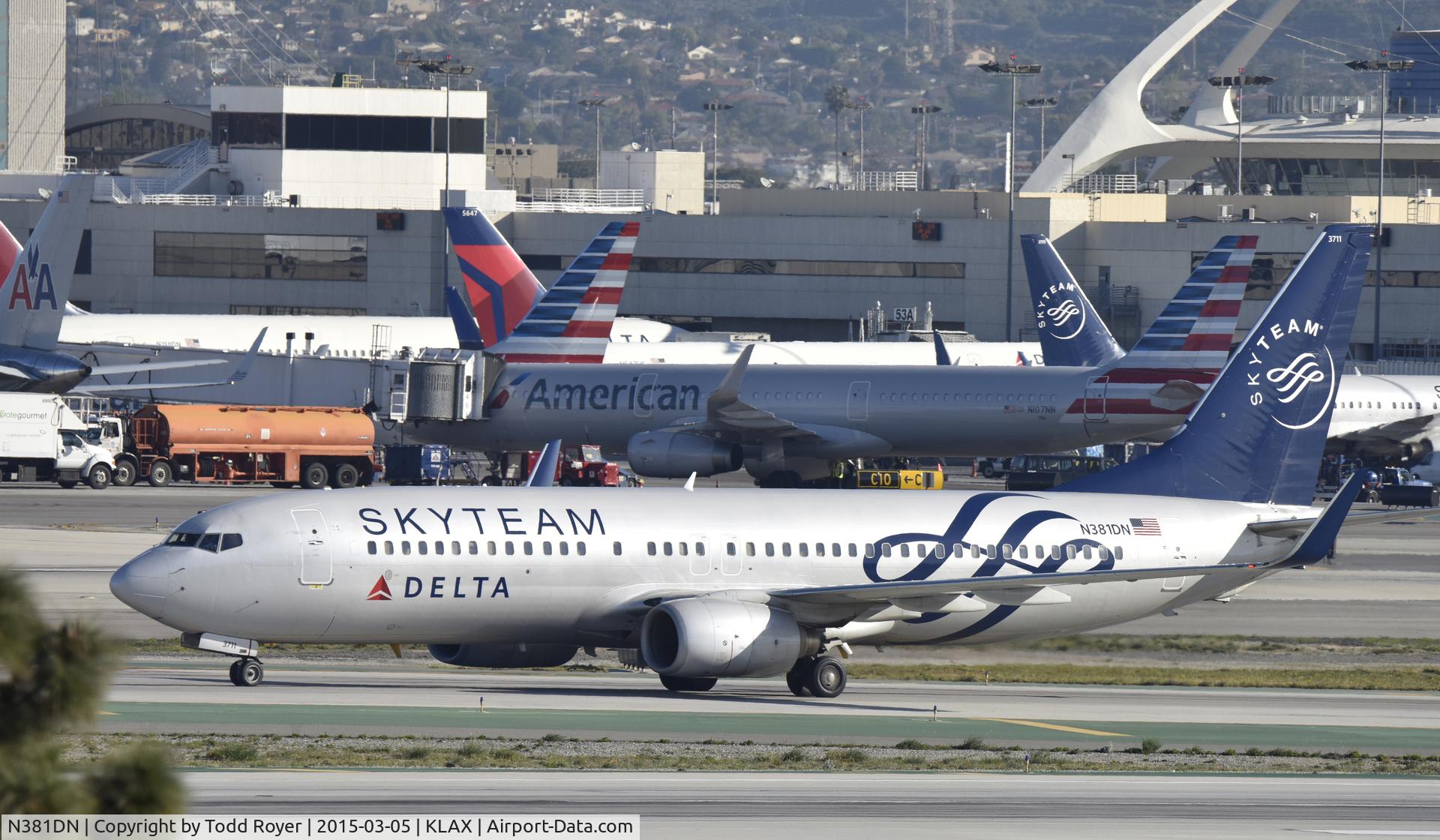 N381DN, 1999 Boeing 737-832 C/N 30350, Taxiing to gate