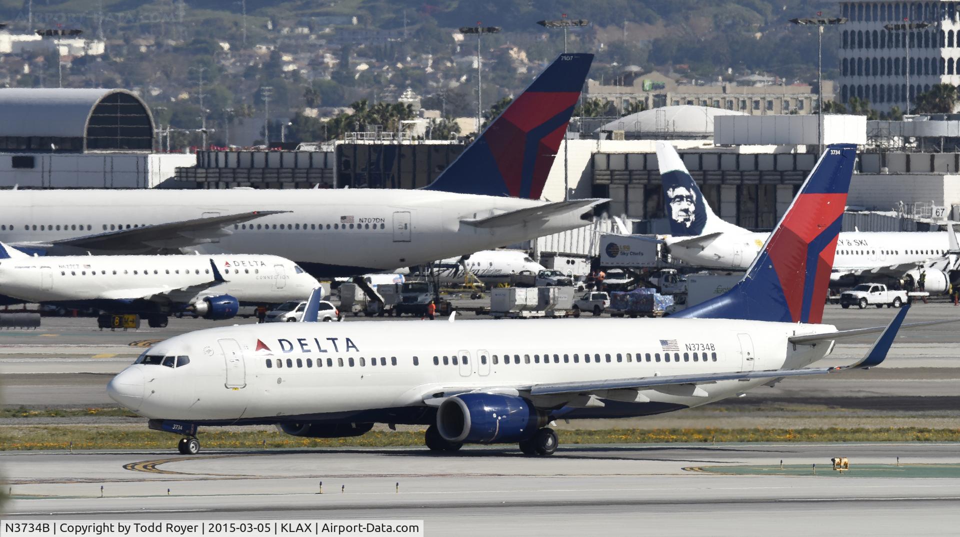 N3734B, 2000 Boeing 737-832 C/N 30776, Taxiing to gate