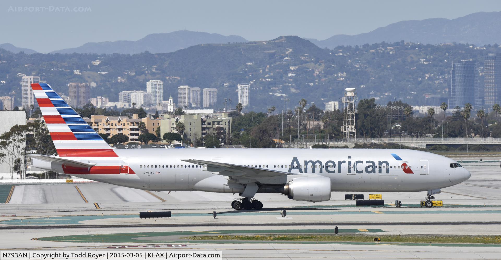 N793AN, 2000 Boeing 777-223 C/N 30255, Taxiing to gate