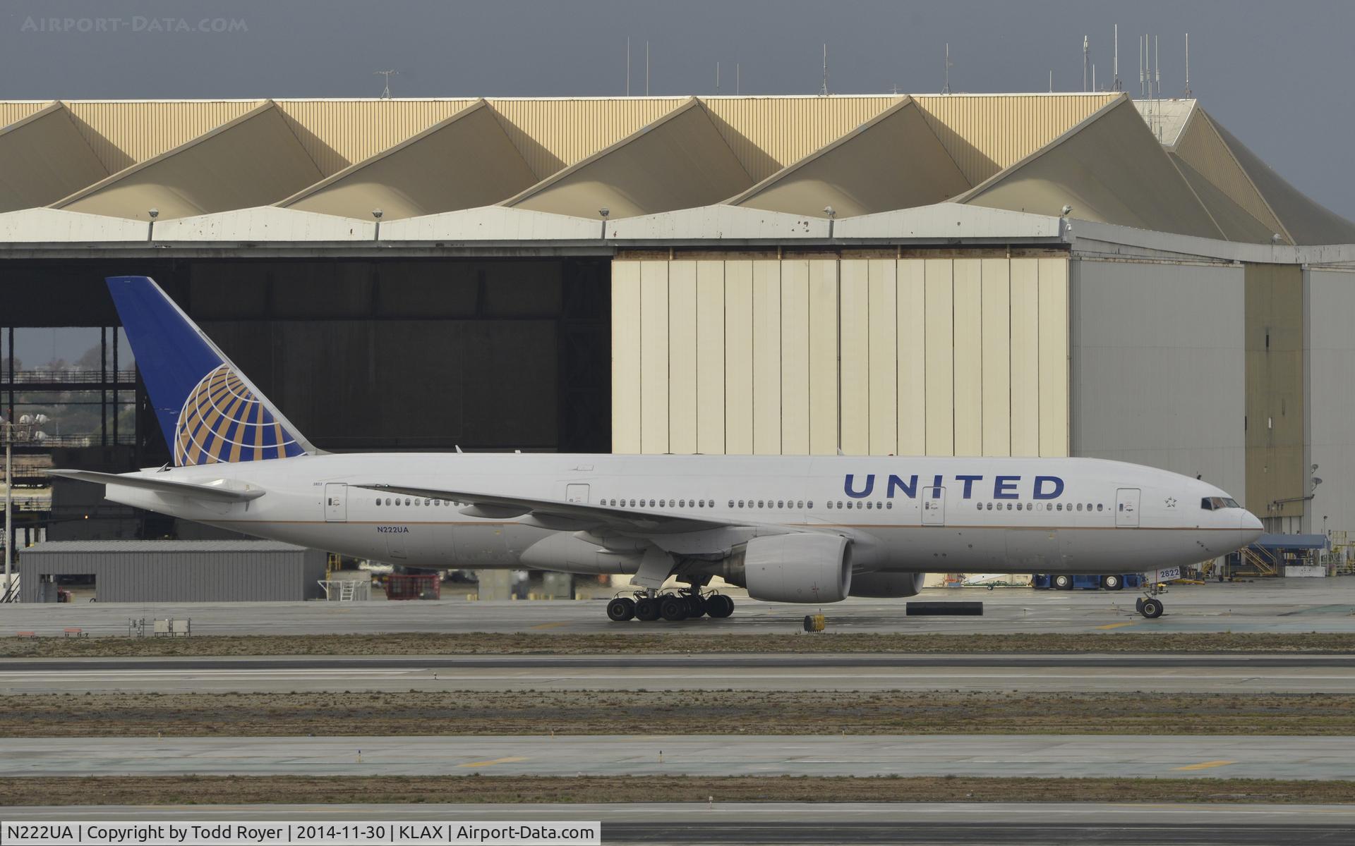 N222UA, 2001 Boeing 777-222 C/N 30553, Taxiing to gate at LAX