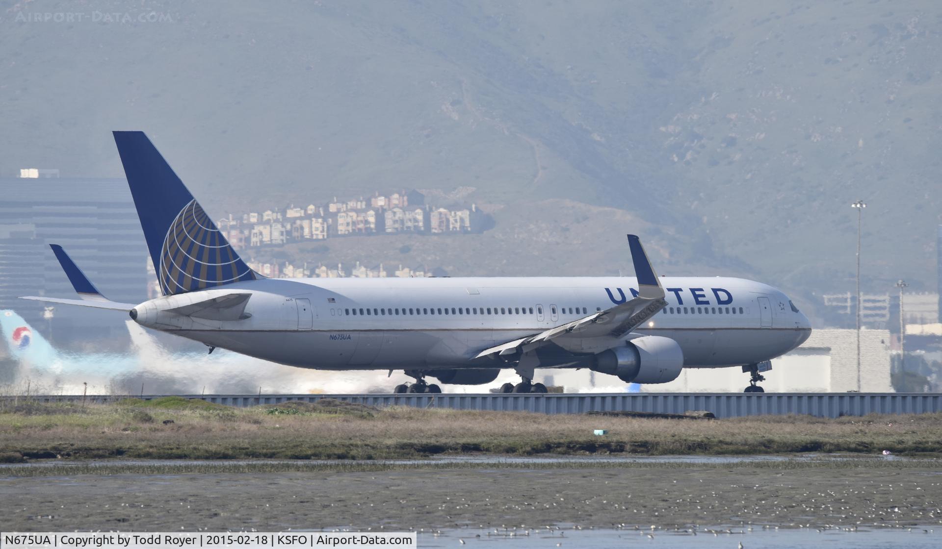 N675UA, 2000 Boeing 767-322 C/N 29243, Departing SFO