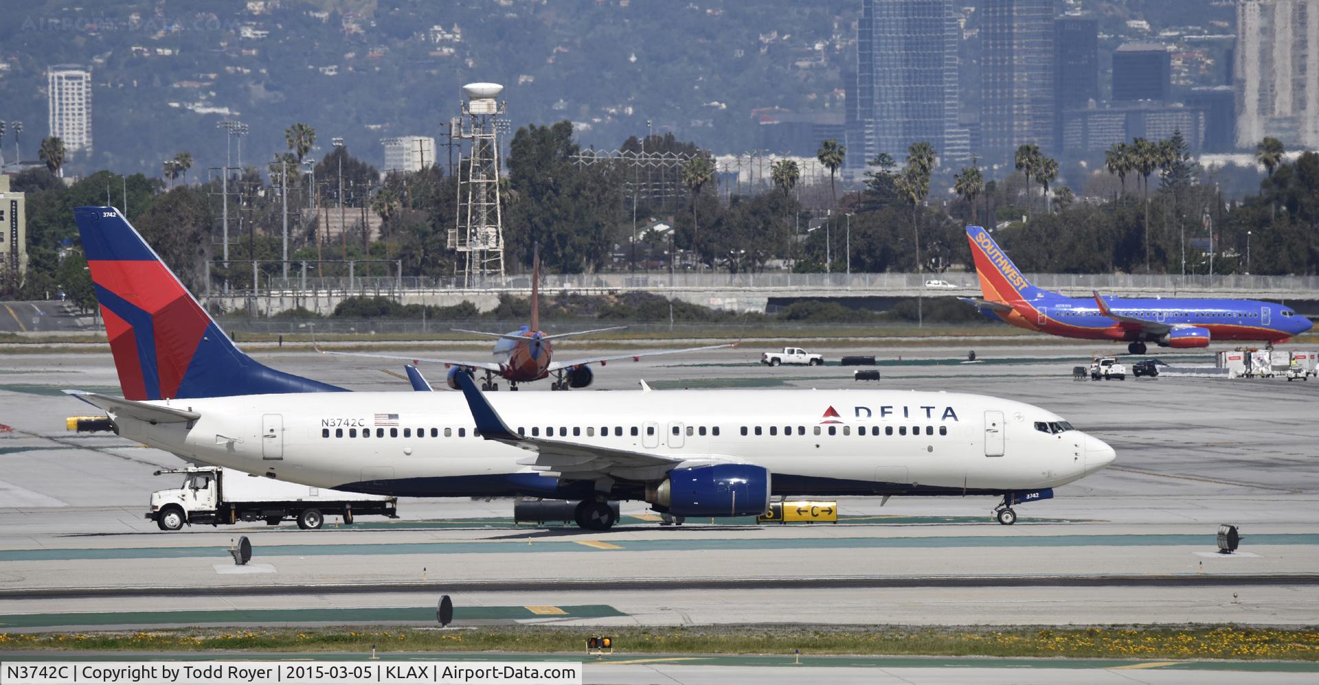 N3742C, 2001 Boeing 737-832 C/N 30835, Taxiing to gate at LAX
