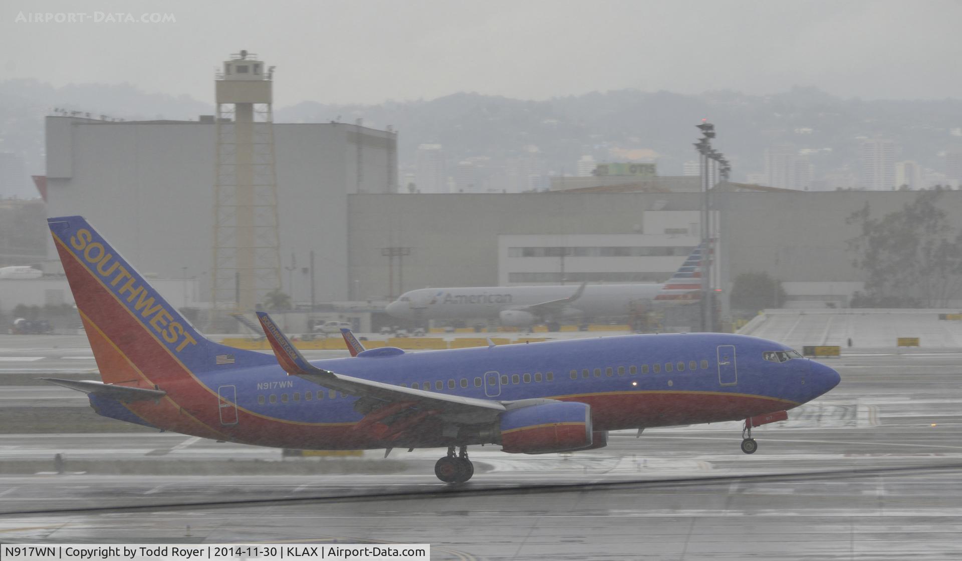 N917WN, 2008 Boeing 737-7H4 C/N 36624, Landing at LAX on 7R
