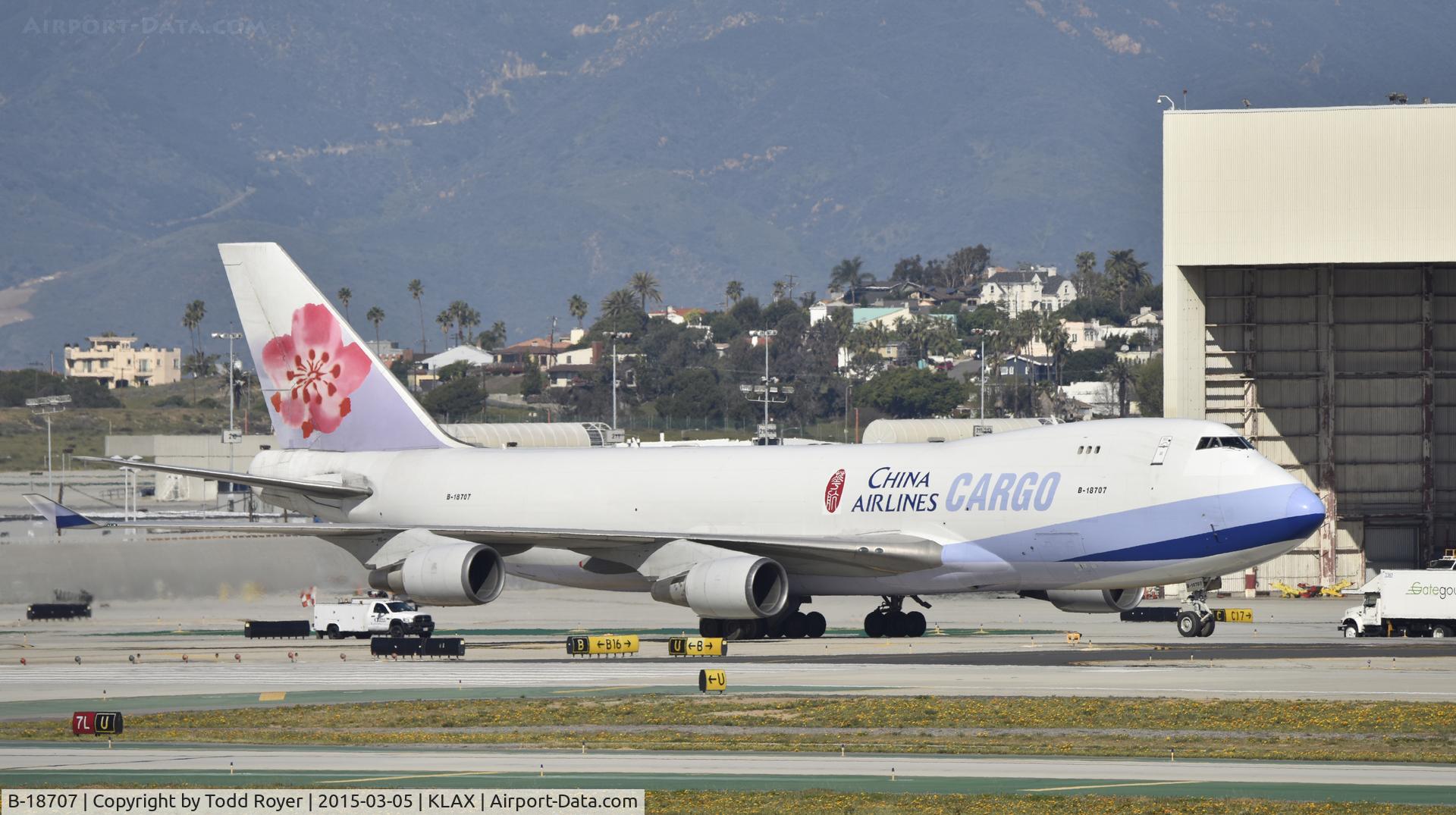 B-18707, 2001 Boeing 747-409F/SCD C/N 30764, Taxiing to cargo apron
