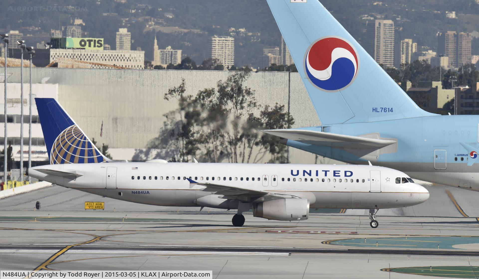 N484UA, 2001 Airbus A320-232 C/N 1609, Taxiing to gate at LAX