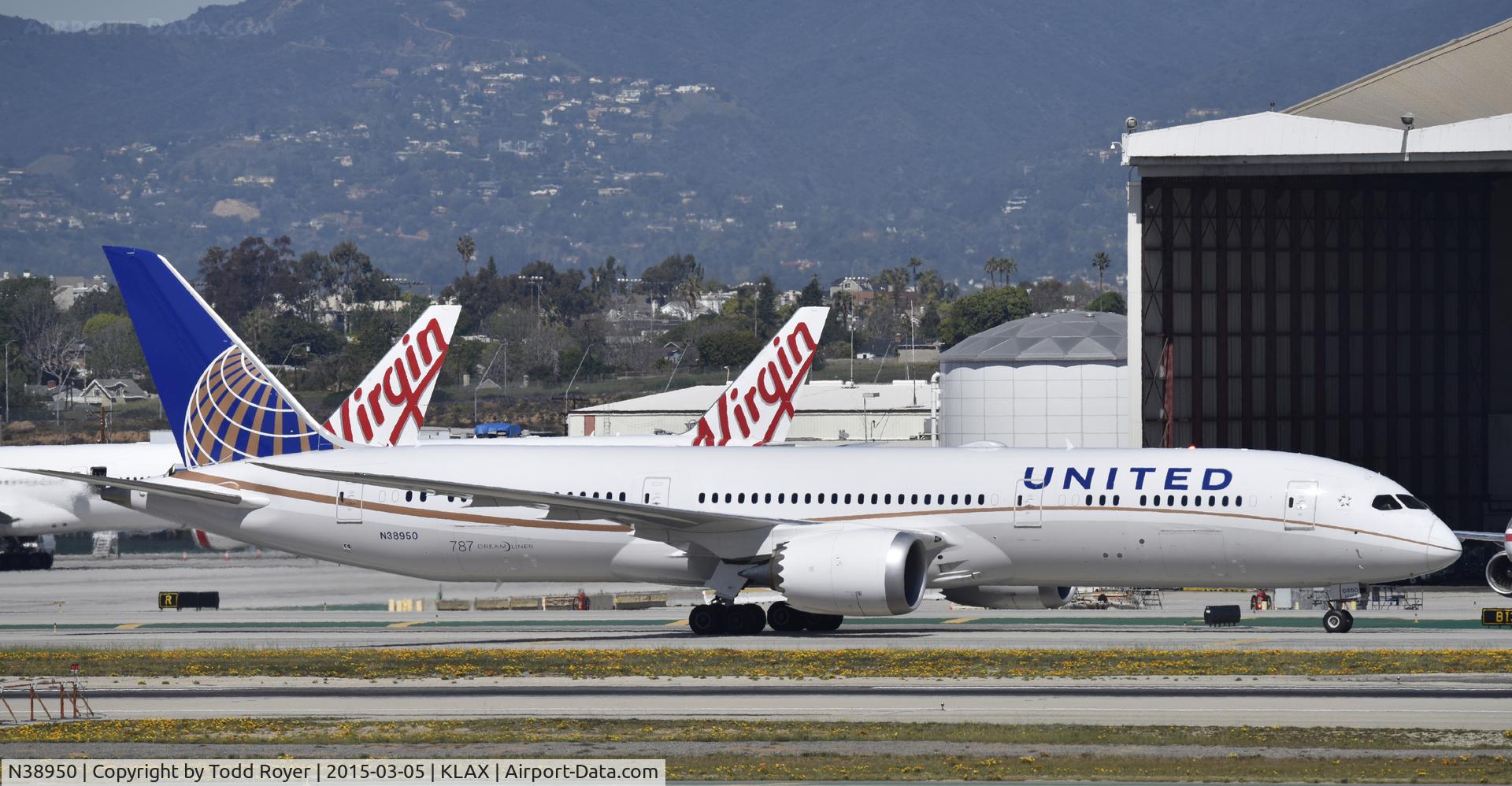 N38950, 2014 Boeing 787-9 Dreamliner Dreamliner C/N 36401, Taxiing to gate