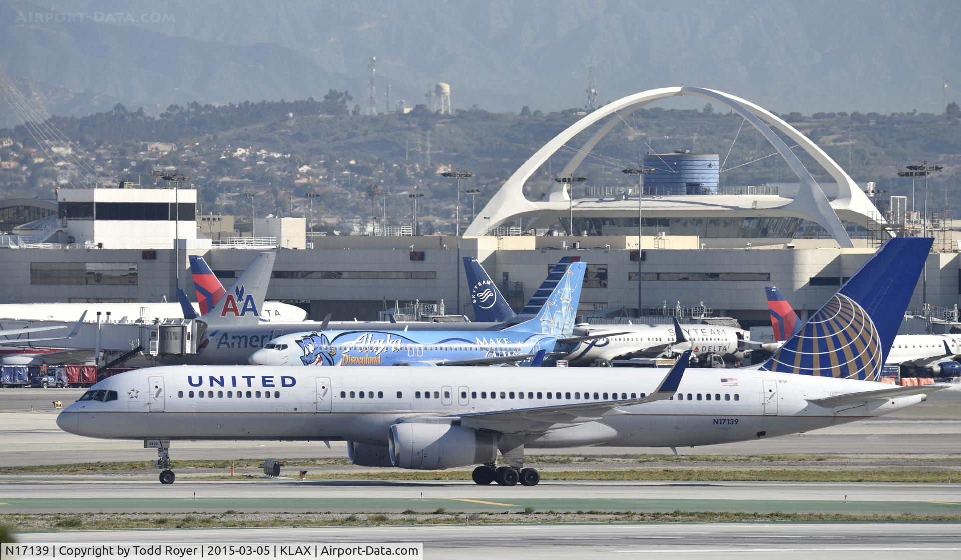 N17139, 2000 Boeing 757-224 C/N 30352, Taxiing to gate