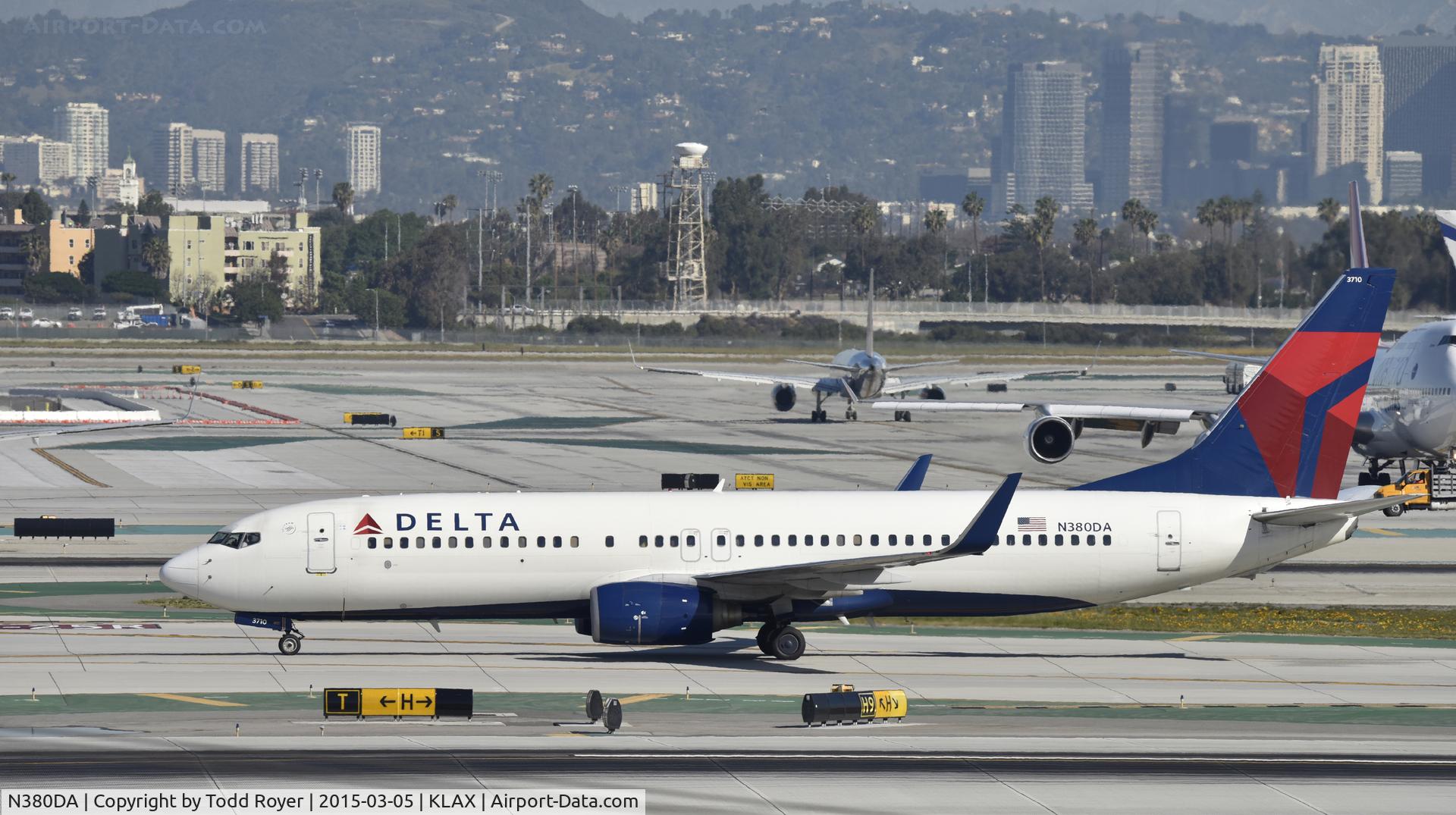 N380DA, 1999 Boeing 737-832 C/N 30266, Taxiing to gate at LAX