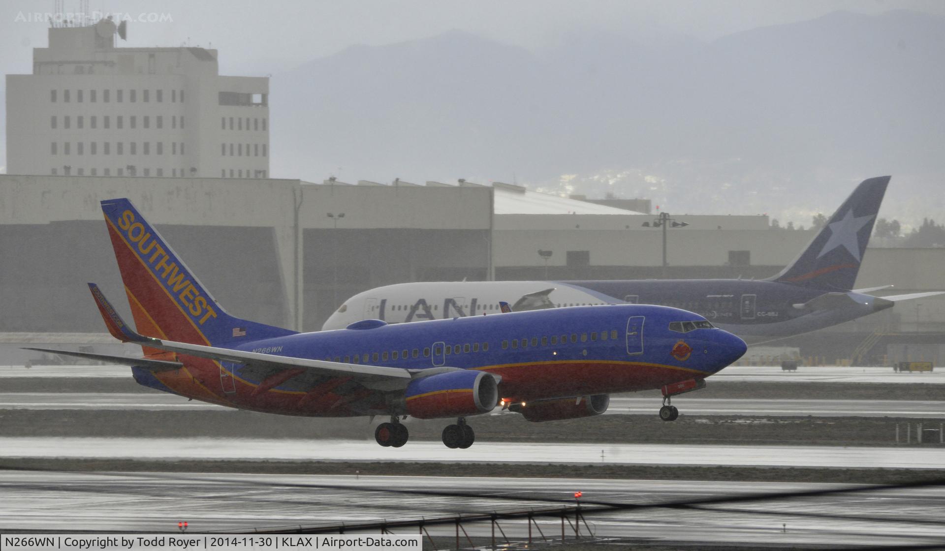 N266WN, 2007 Boeing 737-7H4 C/N 32523, Landing at LAX on 7R