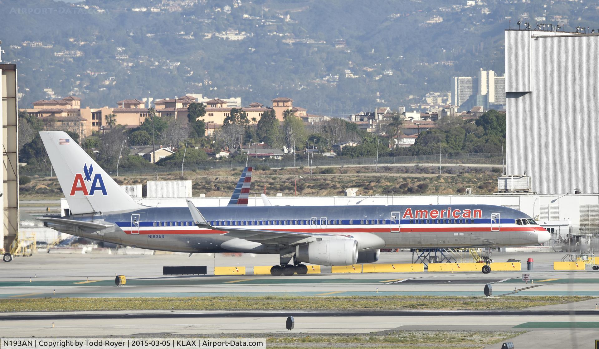 N193AN, 2001 Boeing 757-223 C/N 32387, Taxiing to gate