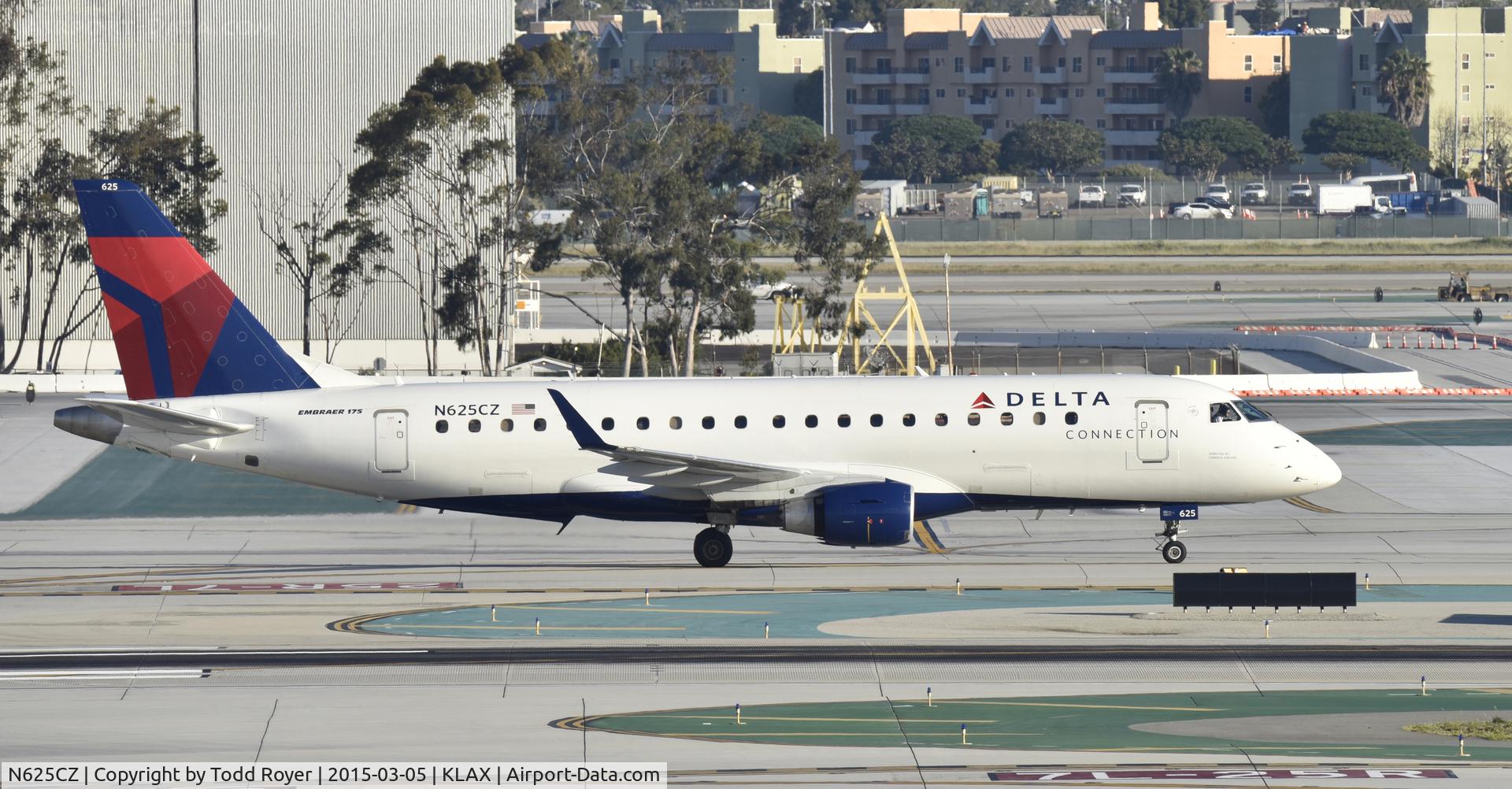 N625CZ, 2008 Embraer 175LR (ERJ-170-200LR) C/N 17000225, Taxiing to gate