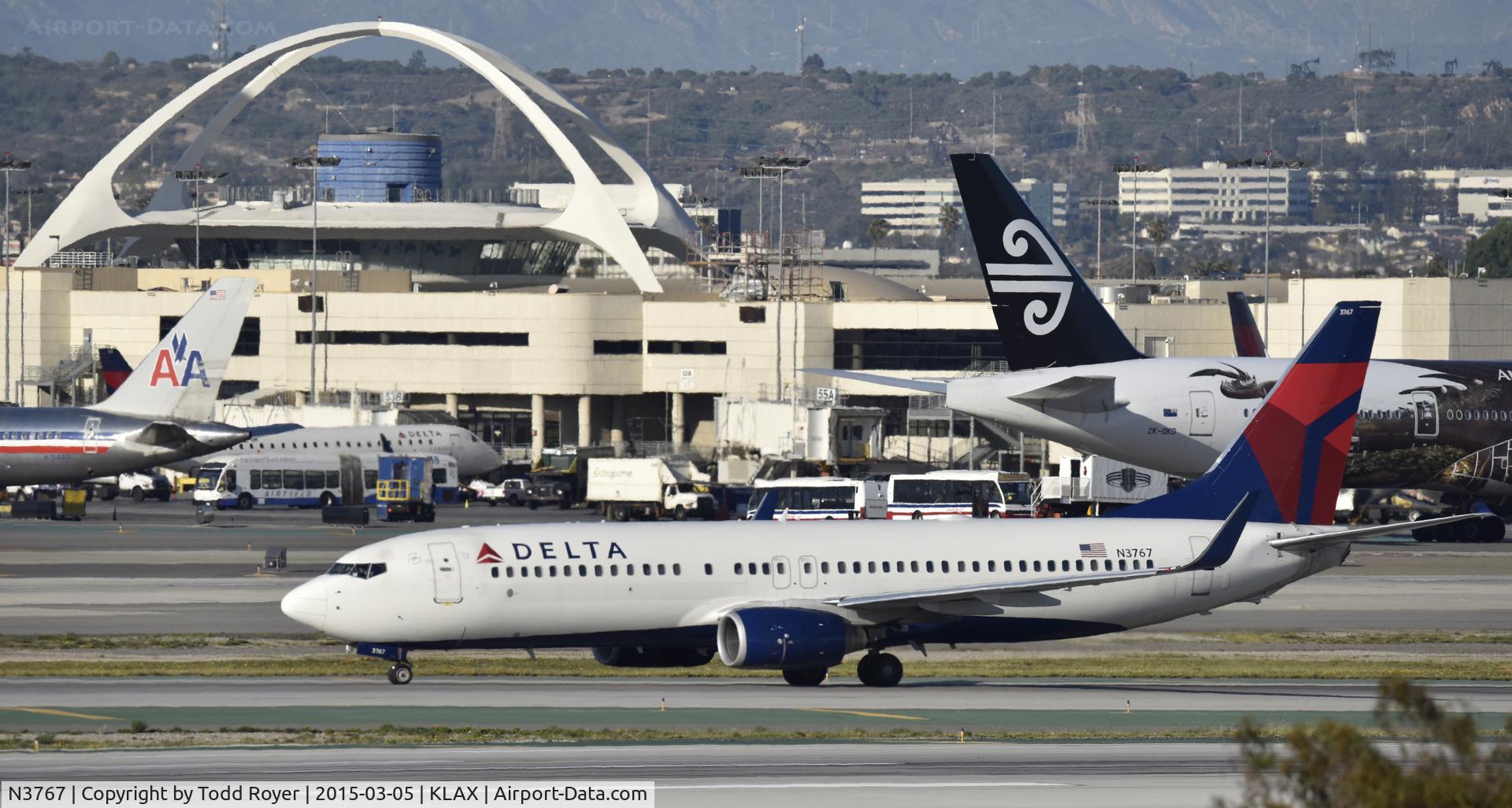 N3767, 2001 Boeing 737-832 C/N 30821, Taxiing to gate