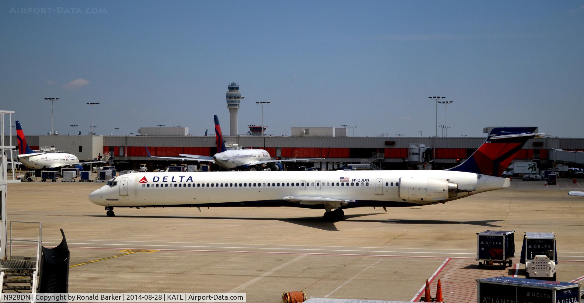 N928DN, 1999 McDonnell Douglas MD-90-30 C/N 53590, Taxi Atlanta